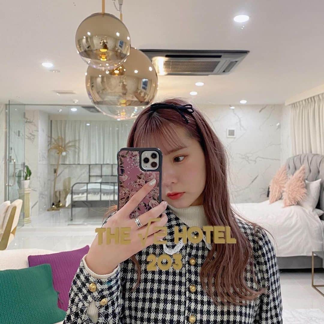 mimのインスタグラム：「京都旅行では 素敵なホテルに泊まりました👏  部屋の中は大理石モチーフで清潔感もあってベッドもふかふか〜 一緒に行った友達も大喜び☺️ 1階はカフェになっているのでカフェメニューをお部屋に持ってきてもらってお茶もしたよ！ボトルデザインも可愛くてドリンクも美味しかった☕️  スタッフさんの丁寧な対応にとても助かった〜素敵な旅の休息所をありがとうございました💗」