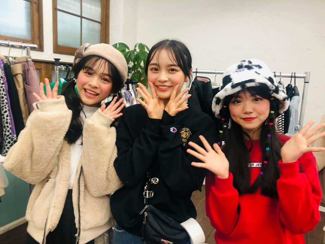 ニコ☆プチのインスタグラム：「🎥✨  ニコ☆プチTVの「メアリ降臨」動画は みんな見てくれたー😘⁈  ニコ☆プチOG、ニコラモデルで活躍中の  #林芽亜里 ちゃんが はなたばの2人にドッキリをしかけてくれました😝💓  ネタバラシ後の特別オフショット大公開🤗✨🤗✨ まだ見てないよーって子は今すぐYouTubeにGO‼︎🏃‍♀️💨  #キラキラのメアリちゃんを前に #はなたばコンビ緊張中笑 #林芽亜里 ちゃん #有坂心花 #小松崎ふたば」