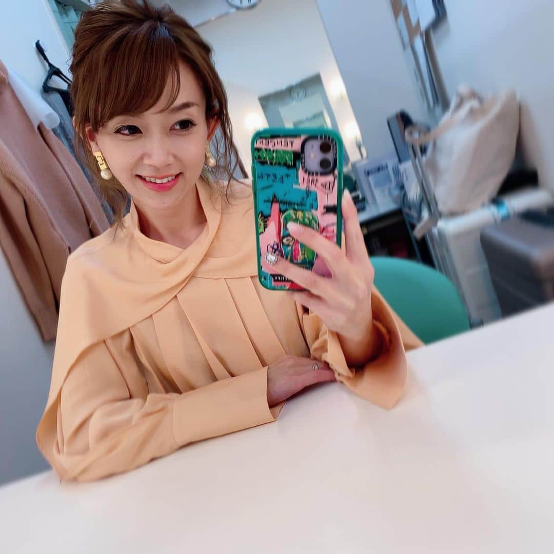 岡部玲子のインスタグラム：「2022年最初のグリーンチャンネル🏇 中央競馬全レース中継📺をご視聴頂きました皆様✨ ありがとうございました☺️  本日は デザインが個性的な ピンク色のトップスを着させて頂きました☺️✨ (@zena_nao )さんの大ぶりパールのイヤリングも 存在感があって素敵🥺✨  今日も皆さんに感謝です🙏✨  🏇は  #ちょっとずつ当たってちょいプラス  でした😂  両金杯🏇🏇の本命馬は…😢  しかし 中山金杯のパドックを見て どうしても買いたくなったレッドガラン🏇の単勝を 慌てて買い足し ドタバタしていて 思っていた以上に買っていて😂(ラッキーな間違い) 結構プラスにして… 最終レースで結構減らして😂 ちょいプラスで終わりました✌️  数日後には土曜日‼️ また頑張ります💪  また土曜日＆日曜日にお会いしましょう☺️  皆様も健康第一 ハッピーにお過ごしくださいね😉  #岡部玲子 #タレント　#レポーター　#競馬キャスター　#金杯　#衣装　#ヘアアレンジ　#アクセサリー　#tvshow #dress #hairarrange」
