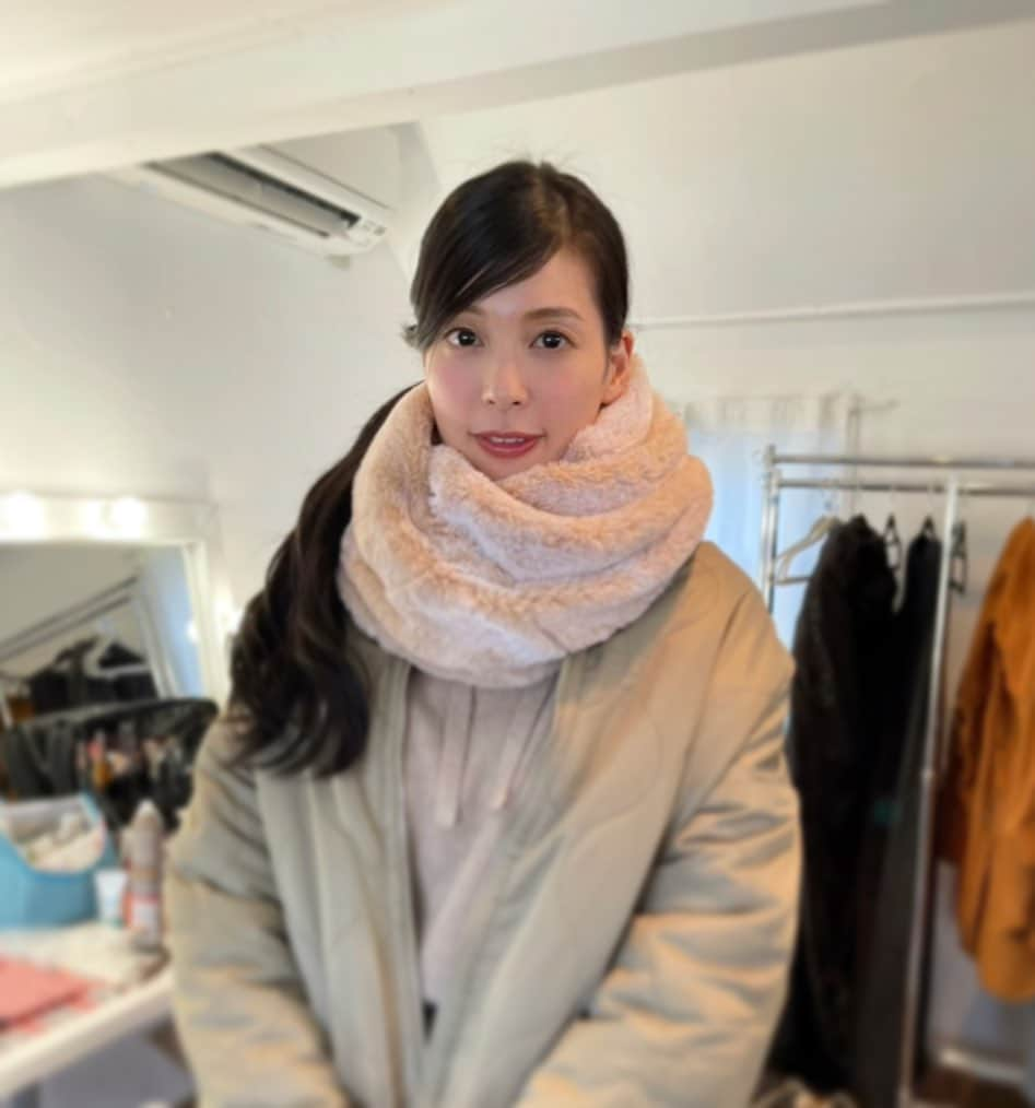 有沢雪のインスタグラム：「皆様 今年もよろしくお願いいたします😌❄️  昨年から放送になったweb CMのオフショットを今月はたくさん載せる予定です…☃️（あくまでも予定🤣）」