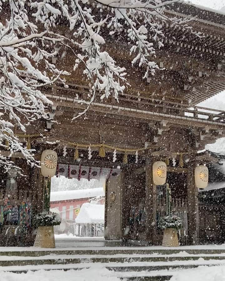 渡辺有子のインスタグラム：「初詣⛩  伊佐須美神社へ。 雪が降るなかのお詣りも初めてでした。」
