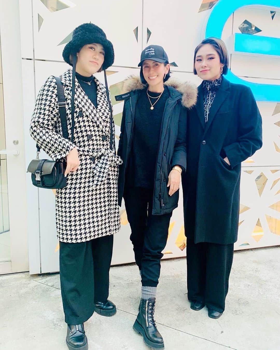 のインスタグラム：「昨年末 素晴らしいご縁がありました🌅 ダンスチームSISとの出会い おばあちゃまと一緒にパラリンピック閉会式や紅白ではマツケンサンバ出演と大人気の姉妹です（双子ではありません） 大阪と鎌倉なので普通に考えたら厳しいのですが、この度レッスンでご一緒させていただくことになりました。SISエッセンスがどの様に吹きこまれるのか非常に楽しみです。ダンスとリエ繋がらないかもしれませんが…本来持っているB面のワタシです 親しい人はリエのB面しか知りません笑 2022年はそういった意味でとてもワクワクしています 大袈裟かもしれませんが本当に好きな事、やりたい事に挑戦出来るのは生きる喜びです。これまでの環境に感謝しつつ B面のリエもどうぞよろしくお願い申し上げます！！  @sistagram_sis」