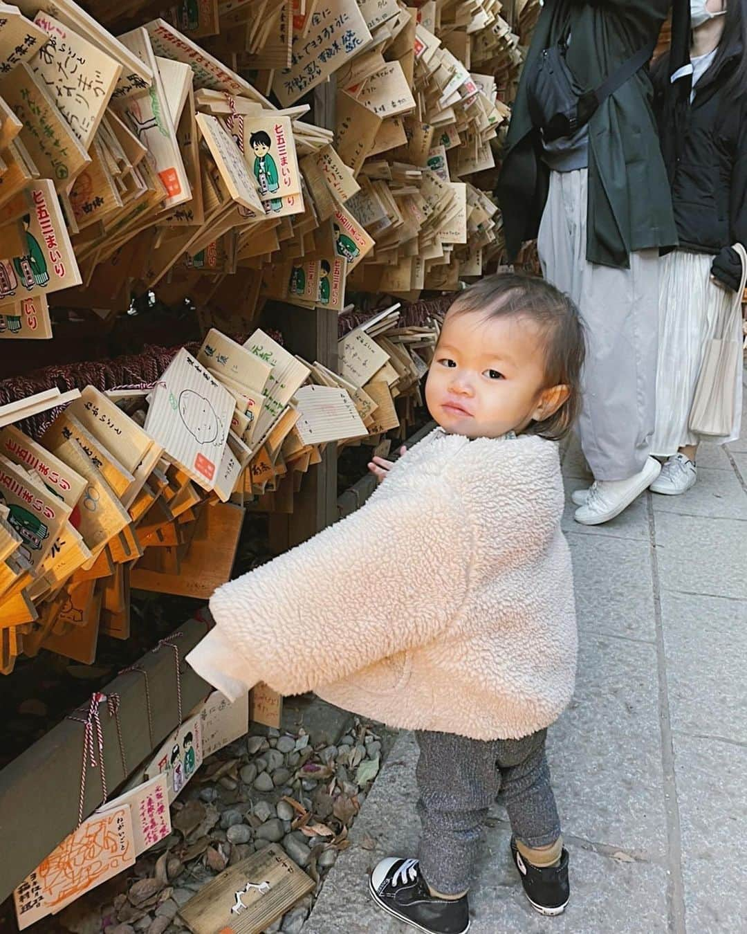 里見茜さんのインスタグラム写真 - (里見茜Instagram)「𓂃‪𓃱𓈒𓏸  三が日最終日は姉妹も連れてみんなで神社へお参り⛩  家族揃って大吉🥺✨ 出だし好調！一年気を抜かずに、今の運気を保ちたいですね〜🍃  今年はパパと一緒に絵馬も書いて‎⸝⸝𓅟 ̖́-  明日から仕事始めなので、気持ちを切り替えていきたいと思います✨  今日から仕事始めの方もお休みの方も良い一日を❤️  #神頼み #いい一年にしましょう  #氷川神社 #お正月#参拝」1月5日 10時23分 - satomiakane