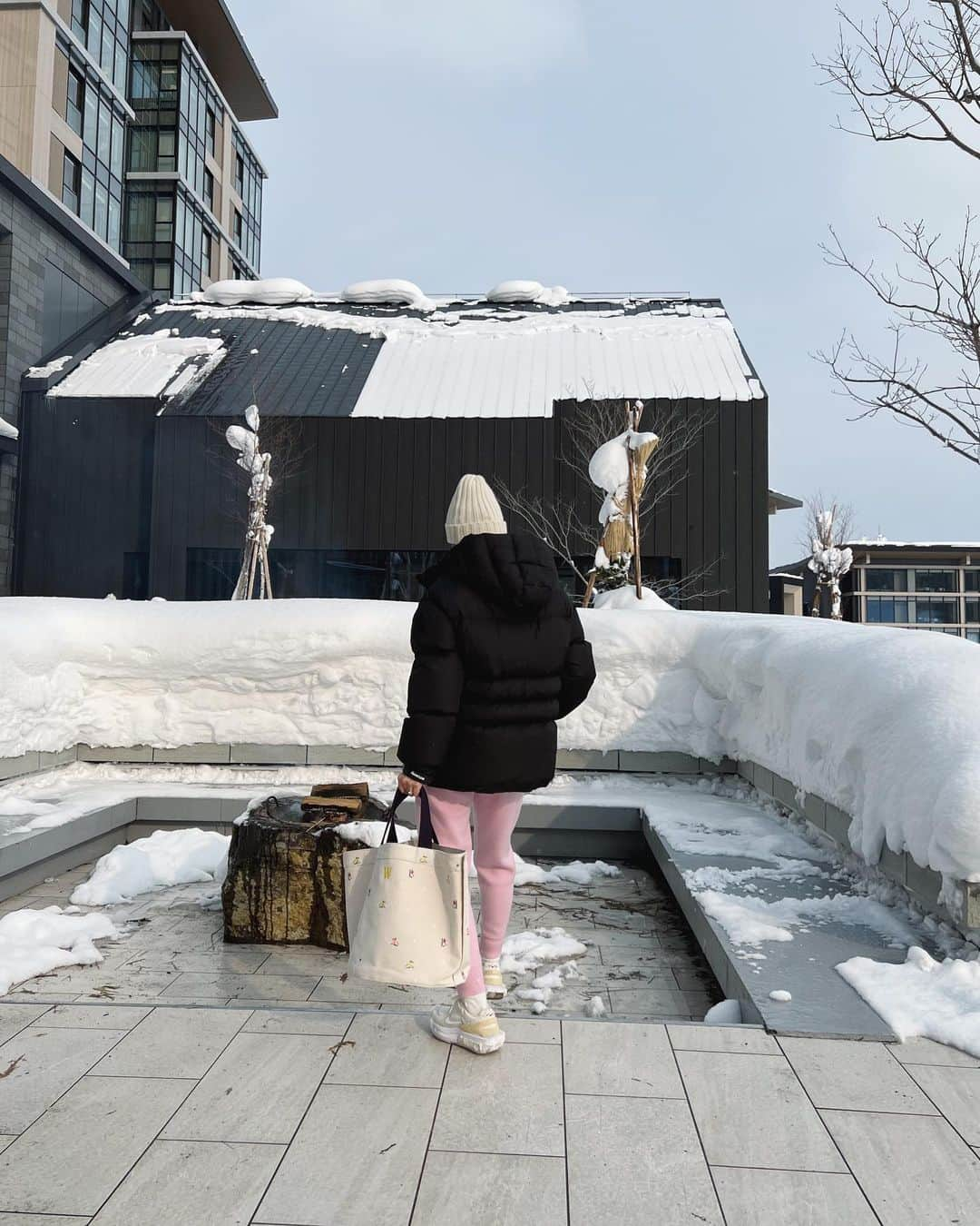 翁安芸さんのインスタグラム写真 - (翁安芸Instagram)「毎日降る雪。積もり方がきれい❄️🤍  朝少し外を散歩。ホテルの前に焚き火もあって心地のいい寒さ🥰  Jacket #moncler #モンクレール Bottom&Knit cap #mylan #マイラン Bag #ludlow #ラドロー Sneakers #nike #ナイキ Mask #dmasque   #niseko #winterwonderland #ニセコ #akiweng」1月5日 10時26分 - akinyc