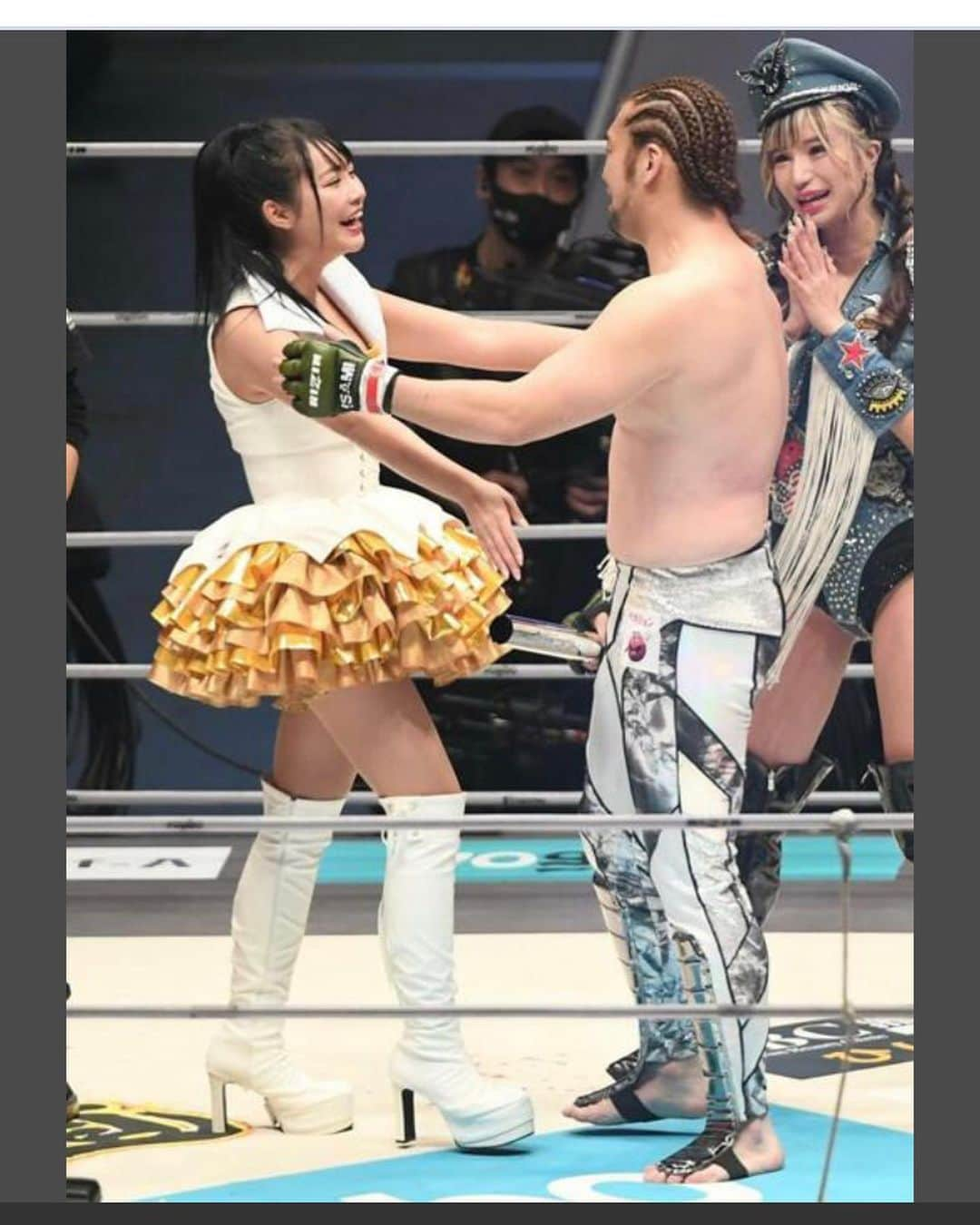 かえるちゃんさんのインスタグラム写真 - (かえるちゃんInstagram)「2021大晦日ラスト RIZIN33.にラウンドガールとして 出演させていただきました💋  素敵な試合をたくさん目の前で みれて興奮がとまりませんでした！✨  見てて声が出なくて唾を飲むのも 忘れちゃうくらい試合に感動して 見てしまいました🙏❤️  ラウンドガールとして朝から ウォーキング練習したり準備して ステージに上がれて嬉しかったです  見たよって気づいてくださり ありがとございます🥰💓✨✨  今年はラウンドガールで何回か 色んな格闘技の試合をみれて経験できて とても嬉しかったです！🥳 2022年も何個かあるのでまた告知お楽しみに🎉🎉  ❤︎ ❤︎ #RIZIN #rizinガール   #東京 #rizin33  #japan #かえるちゃん #介護美容師 #撮影会モデル #ポートレート女子 #ポートレート撮影 #被写体モデル #good_portraits_world #hueart_life #lovers_nippon_portrait #pasha_magagine #portrait_shot #写真好きな人と繋がりたい #お洒落さんと繋がりたい #角色扮演  #얼스타그램 #팔로우 #셀피 #コスプレイヤー #バーレスクヤバイ #バーレスク東京 #ギャル #派手髪 #cosplay  #cosplayer  #followme」1月5日 10時50分 - k.kaeru