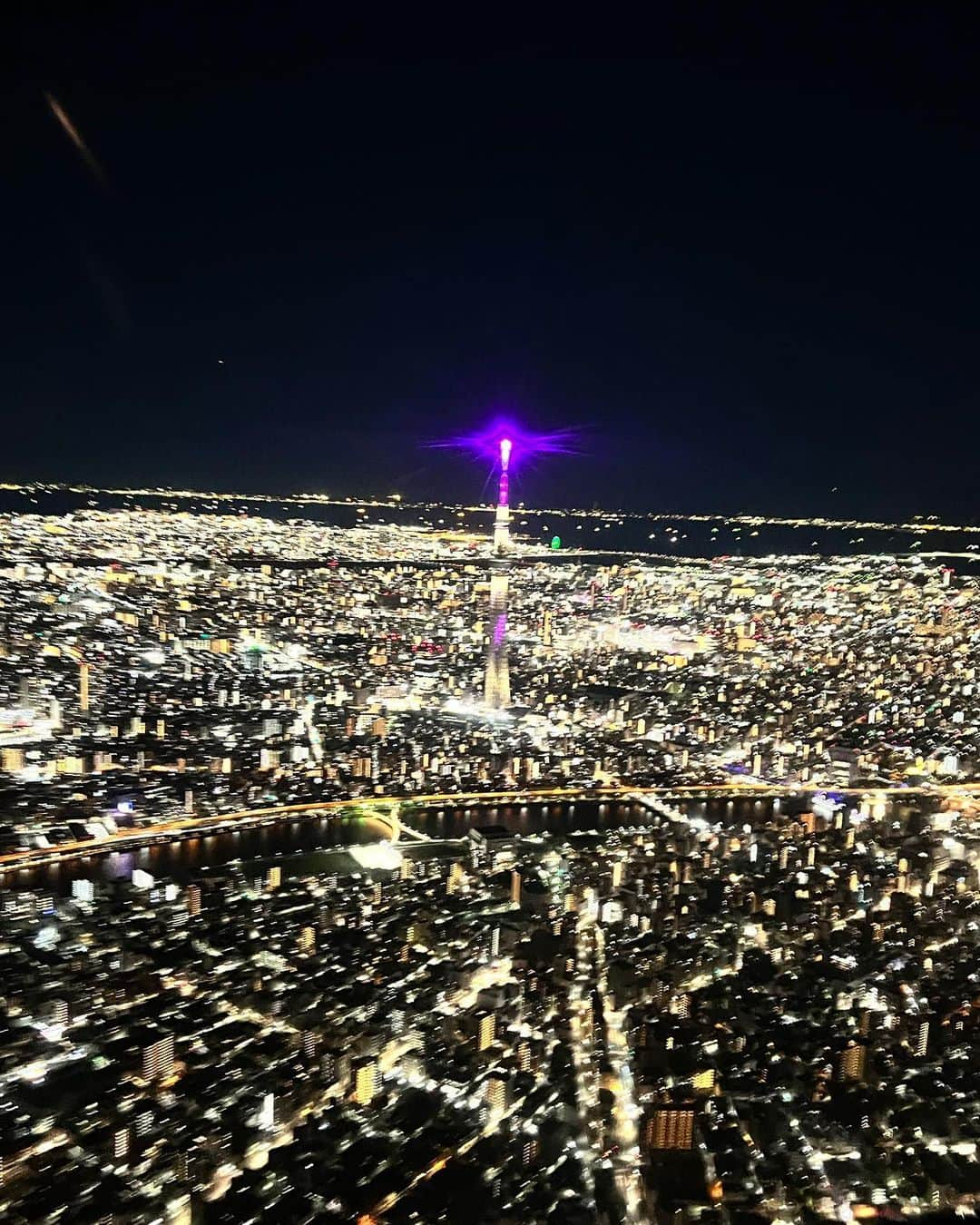 神谷麻美さんのインスタグラム写真 - (神谷麻美Instagram)「#ヘリ 乗ったよ🚁🥰❤️💖❤️💖   #新年早々 #運気急上昇 だね❤️‍🔥🐉❤️‍🔥💫🪐🐅❤️‍🔥🍀   #夜景 綺麗すぎる🥰🗼🌃❤️💖❤️💖✨  #helicopter 💖🚁💖」1月5日 11時11分 - asamice428