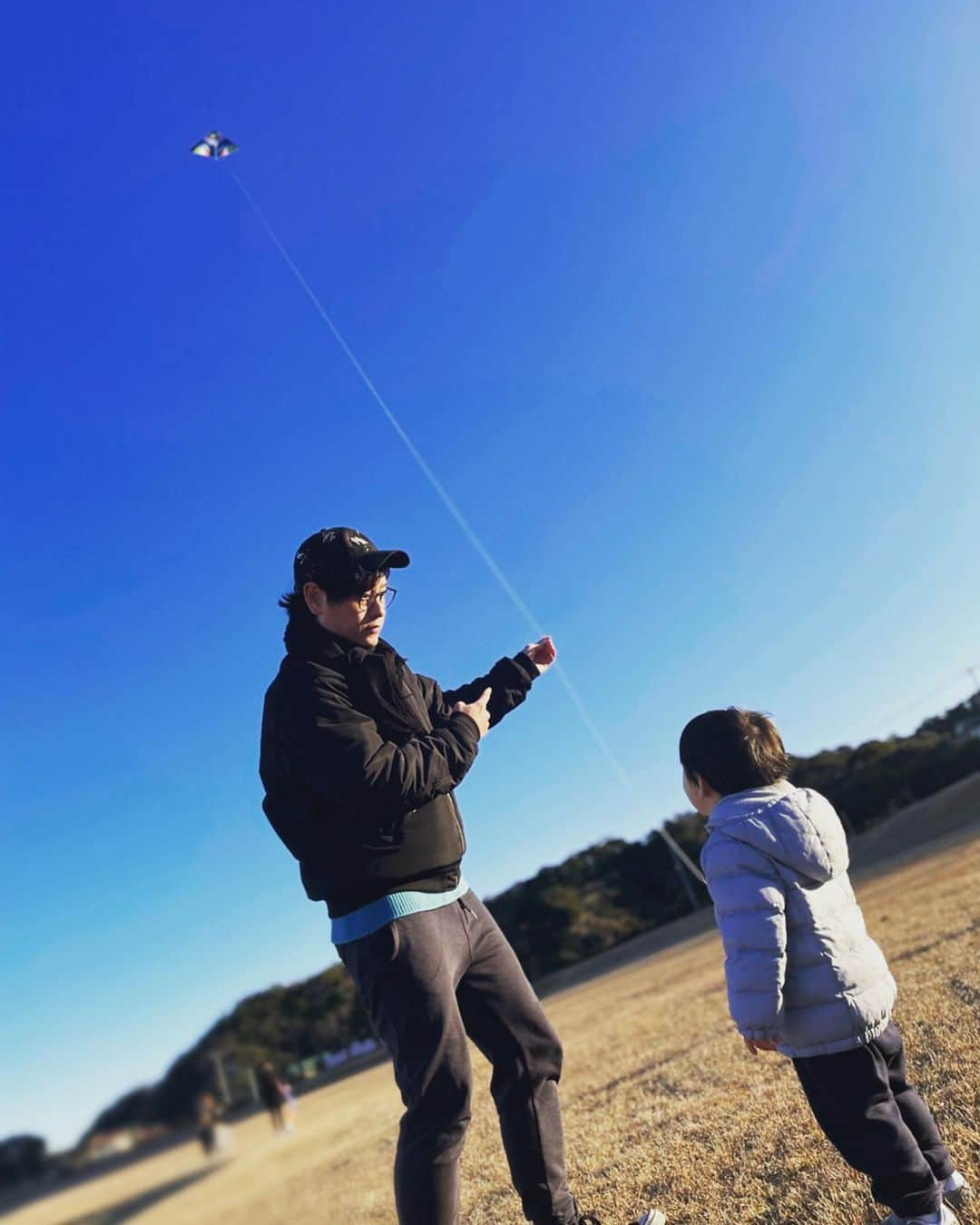 城戸裕次のインスタグラム：「2022年 明けましておめでとうございます🎍 今年もよろしくお願いします🐯 凧揚げ楽しいな。 随分上まで上がったな。 楽しんで上がっていく。 最高だね☝️  #城戸裕次#正月#元旦#三が日#凧揚げ#2022#あけましておめでとうございます#息子と#ahappynewyear」