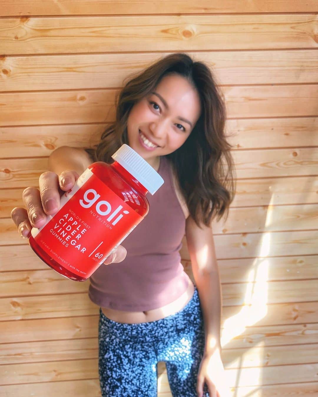 飯端美樹のインスタグラム：「年末年始の不摂生の救世主🦸🏼‍♀️ @golinutrition アップルサイダービネガーグミ🍎 100%生のリンゴ酢を使ってるので、腸内環境が整えられて、肌も調子よくなるし、免疫力も上がるし、食欲も抑えてくれるとゆう優れもの！ サプリメント飲むのが苦手なので、手軽に摂取できるグミが私にはベスト👏🏽 しかもグルテンフリー 、ヴィーガン、遺伝子組み換え原料不使用などなど…嬉しいことばかり🌈  『mikiiibata77』のコードを使うと10%オフで買えるので、ぜひ使ってみて下さい♡ #bodymake」