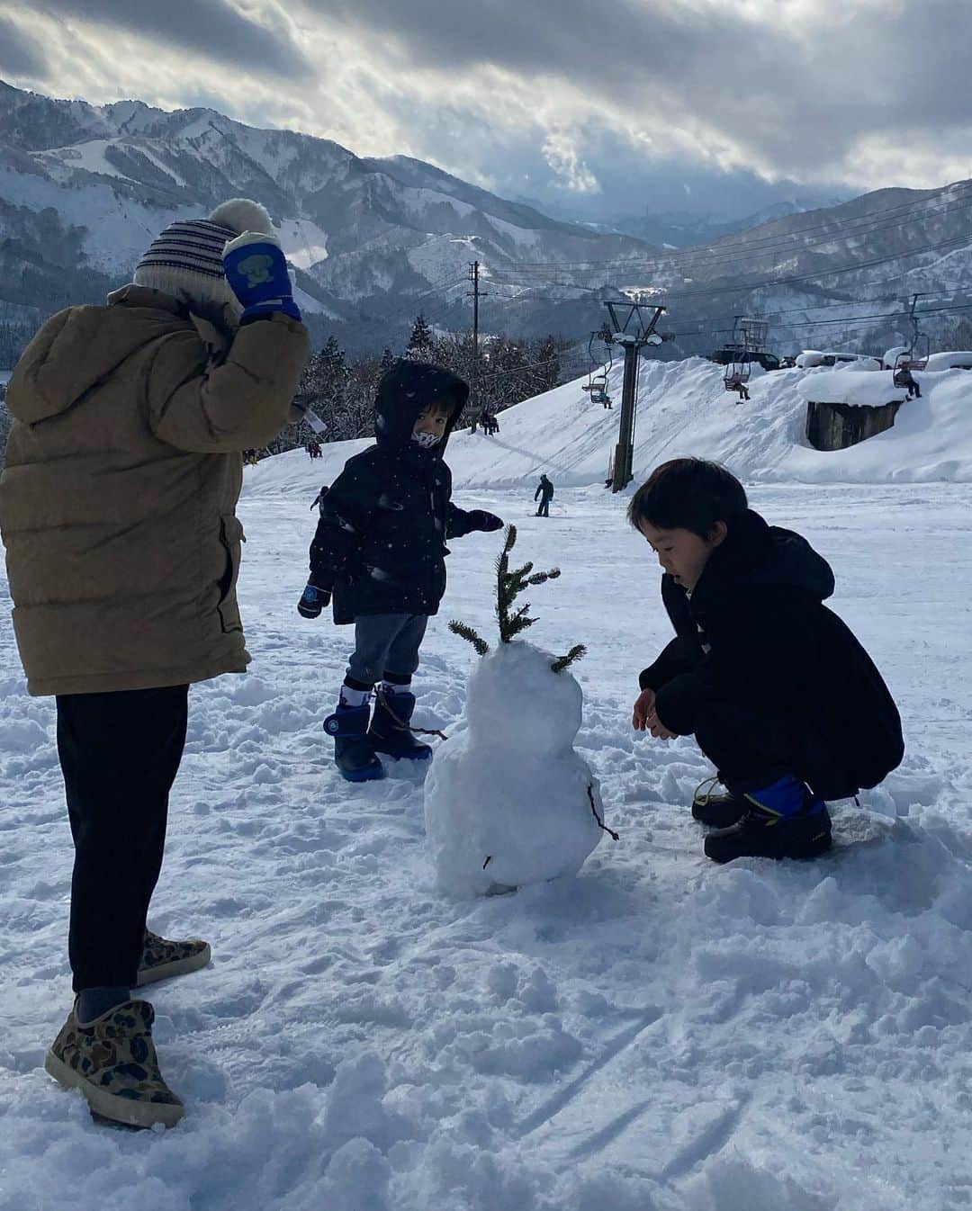 ヨンアさんのインスタグラム写真 - (ヨンアInstagram)「冬休みはゆっくりしたいなぁと 思ってましたが、やっぱり雪を見せてあげたいなと、思いいきなり、 @kanarina1261 を誘って一緒にスキー場に来れました！ 湯沢は初めてでしたが、すごい雪で、本当綺麗な場所でした！雪で、遊んだ後の温泉は最高に気持ち良かった！ 日本には長く長くいますが、まだまだ行った事ない場所が沢山あるんだなぁ。。子供がいるから、沢山の事をチャレンジしてるんだろうな。。また　これからも色んな事を楽しめたら良いなぁと思いました！ めっちゃ寒かったけど、やっぱり雪は何歳になっても嬉しい❄️ さぁ、東京に帰ります！ 3ヶ月だけだと、思ってたカフェが今年も続ける事になり、とても嬉しいです！今年も沢山の方が　COELCAFEで、楽しい思い出を作れる場所になれるように楽しいイベントも考えますね！楽しいアイディアがあったらいつでもコメントしてね❣️ 去年はカフェもあったり新しいブランド立ち上げたり、バタバタしてYouTubeもあまりアップ出来なかったけど、今年はヨンアTVもいろいろとってみますね！また見たい事はいつでも教えてね😍」1月5日 12時52分 - youn1029