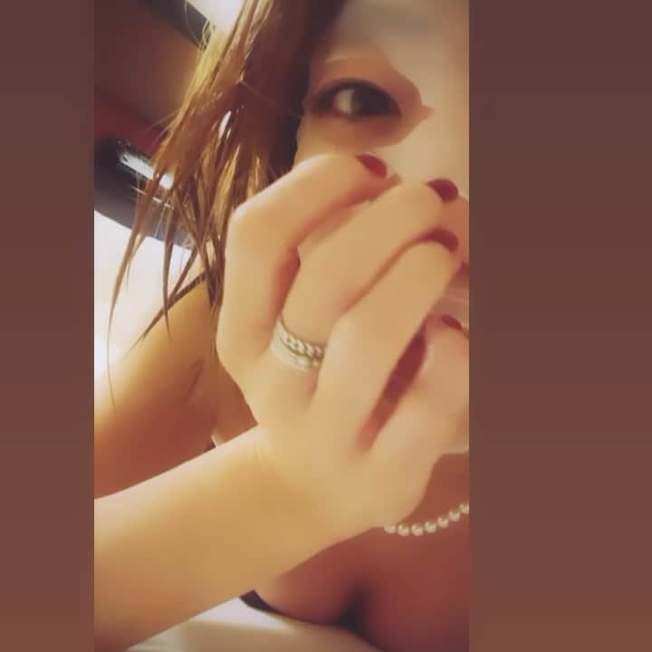 のインスタグラム：「フェイスパックも 取り入れて参ります。 @aquil_official が お気に入りなのですが プチプラなものも 知りたくて、 オススメあれば 教えてください🙋‍♀️  #美容 #inBEDwithlily」