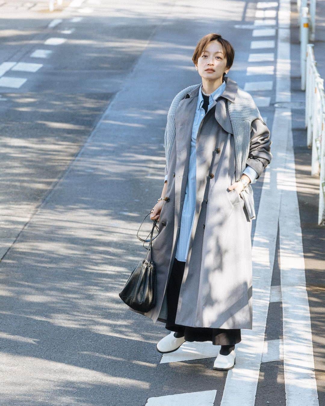 高山都さんのインスタグラム写真 - (高山都Instagram)「まだまだ寒いけど、お正月も過ぎるとすこーし春物も気になってくる。 だいたいセールでも除外品ばかりに目がいくタイプ(ワタシもです🙋🏼)いませんか？ 秋に発売して大大大人気で何度も再販して完売していたトレンチコート、かたちはそのままで、2022年は新色に。 @oblekt_jp  まずはグレー。 やわらかめのグレーなので、誰でも似合うのと、すこしクールな印象です。 取り外しできるライナーがついているので、真冬でも13〜15度くらいの日なら余裕。 このスタイリングではざっくりニットを肩掛けしてます。 予約受付中で、1月13日までならお得な割引もあるので、気になってる方ははやめにぜひ。 サイズはSMがあって、158cmのワタシでSサイズです。 いまから着られて春のスタイリングにもぜひ。 たくさん着られるトレンチです。」1月5日 12時53分 - miyare38