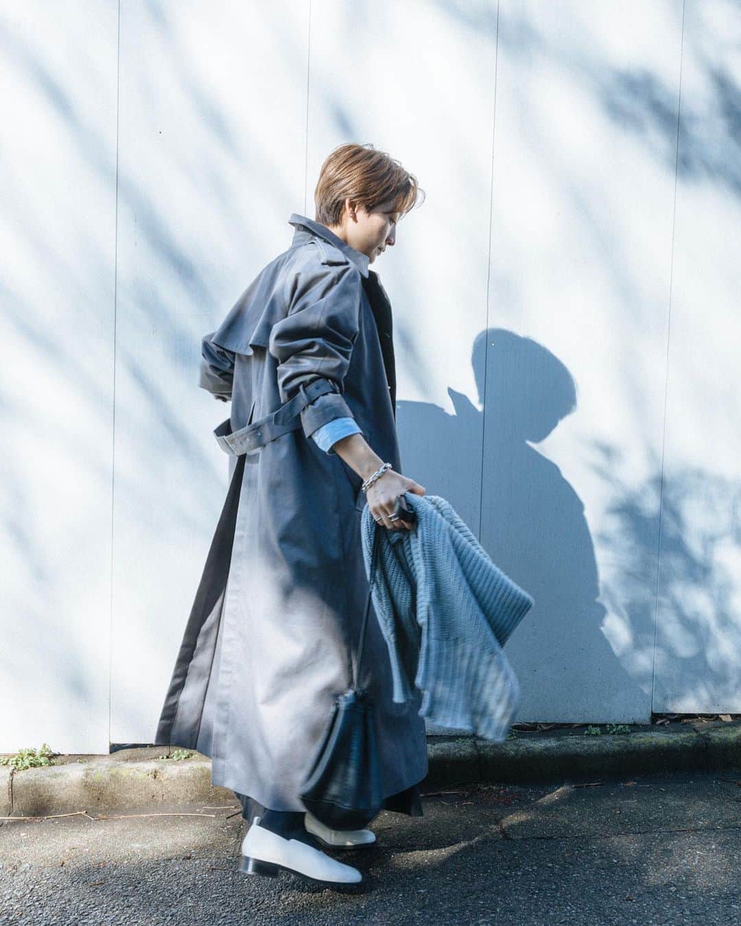 高山都さんのインスタグラム写真 - (高山都Instagram)「まだまだ寒いけど、お正月も過ぎるとすこーし春物も気になってくる。 だいたいセールでも除外品ばかりに目がいくタイプ(ワタシもです🙋🏼)いませんか？ 秋に発売して大大大人気で何度も再販して完売していたトレンチコート、かたちはそのままで、2022年は新色に。 @oblekt_jp  まずはグレー。 やわらかめのグレーなので、誰でも似合うのと、すこしクールな印象です。 取り外しできるライナーがついているので、真冬でも13〜15度くらいの日なら余裕。 このスタイリングではざっくりニットを肩掛けしてます。 予約受付中で、1月13日までならお得な割引もあるので、気になってる方ははやめにぜひ。 サイズはSMがあって、158cmのワタシでSサイズです。 いまから着られて春のスタイリングにもぜひ。 たくさん着られるトレンチです。」1月5日 12時53分 - miyare38