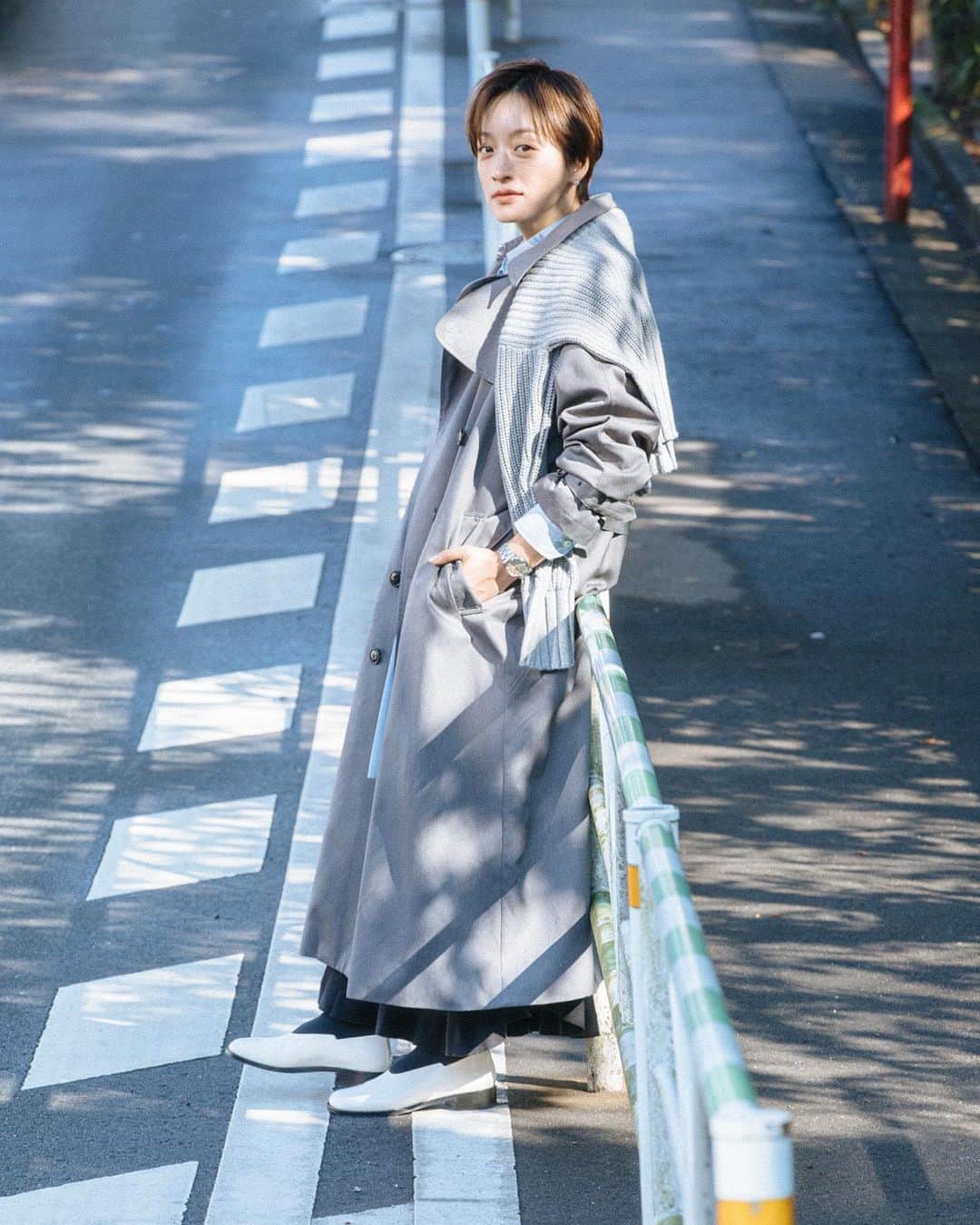 高山都さんのインスタグラム写真 - (高山都Instagram)「まだまだ寒いけど、お正月も過ぎるとすこーし春物も気になってくる。 だいたいセールでも除外品ばかりに目がいくタイプ(ワタシもです🙋🏼)いませんか？ 秋に発売して大大大人気で何度も再販して完売していたトレンチコート、かたちはそのままで、2022年は新色に。 @oblekt_jp  まずはグレー。 やわらかめのグレーなので、誰でも似合うのと、すこしクールな印象です。 取り外しできるライナーがついているので、真冬でも13〜15度くらいの日なら余裕。 このスタイリングではざっくりニットを肩掛けしてます。 予約受付中で、1月13日までならお得な割引もあるので、気になってる方ははやめにぜひ。 サイズはSMがあって、158cmのワタシでSサイズです。 いまから着られて春のスタイリングにもぜひ。 たくさん着られるトレンチです。」1月5日 12時53分 - miyare38