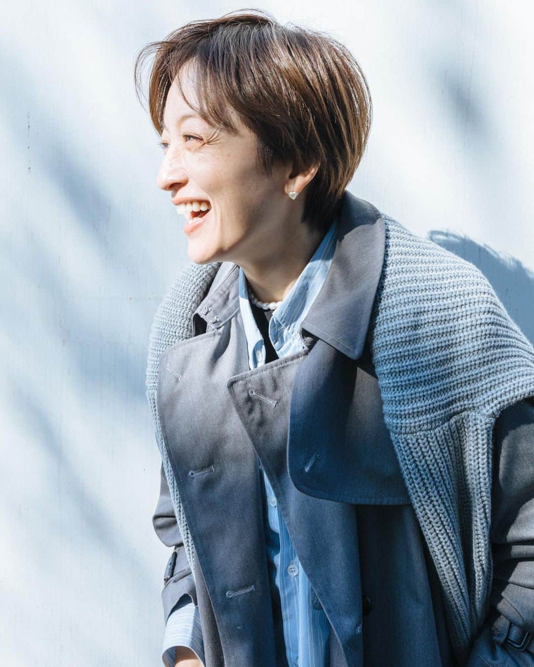 高山都さんのインスタグラム写真 - (高山都Instagram)「まだまだ寒いけど、お正月も過ぎるとすこーし春物も気になってくる。 だいたいセールでも除外品ばかりに目がいくタイプ(ワタシもです🙋🏼)いませんか？ 秋に発売して大大大人気で何度も再販して完売していたトレンチコート、かたちはそのままで、2022年は新色に。 @oblekt_jp  まずはグレー。 やわらかめのグレーなので、誰でも似合うのと、すこしクールな印象です。 取り外しできるライナーがついているので、真冬でも13〜15度くらいの日なら余裕。 このスタイリングではざっくりニットを肩掛けしてます。 予約受付中で、1月13日までならお得な割引もあるので、気になってる方ははやめにぜひ。 サイズはSMがあって、158cmのワタシでSサイズです。 いまから着られて春のスタイリングにもぜひ。 たくさん着られるトレンチです。」1月5日 12時53分 - miyare38