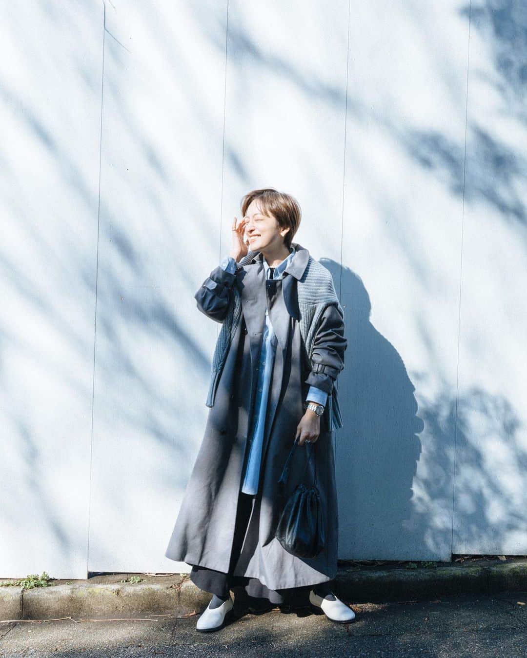 高山都さんのインスタグラム写真 - (高山都Instagram)「まだまだ寒いけど、お正月も過ぎるとすこーし春物も気になってくる。 だいたいセールでも除外品ばかりに目がいくタイプ(ワタシもです🙋🏼)いませんか？ 秋に発売して大大大人気で何度も再販して完売していたトレンチコート、かたちはそのままで、2022年は新色に。 @oblekt_jp  まずはグレー。 やわらかめのグレーなので、誰でも似合うのと、すこしクールな印象です。 取り外しできるライナーがついているので、真冬でも13〜15度くらいの日なら余裕。 このスタイリングではざっくりニットを肩掛けしてます。 予約受付中で、1月13日までならお得な割引もあるので、気になってる方ははやめにぜひ。 サイズはSMがあって、158cmのワタシでSサイズです。 いまから着られて春のスタイリングにもぜひ。 たくさん着られるトレンチです。」1月5日 12時53分 - miyare38