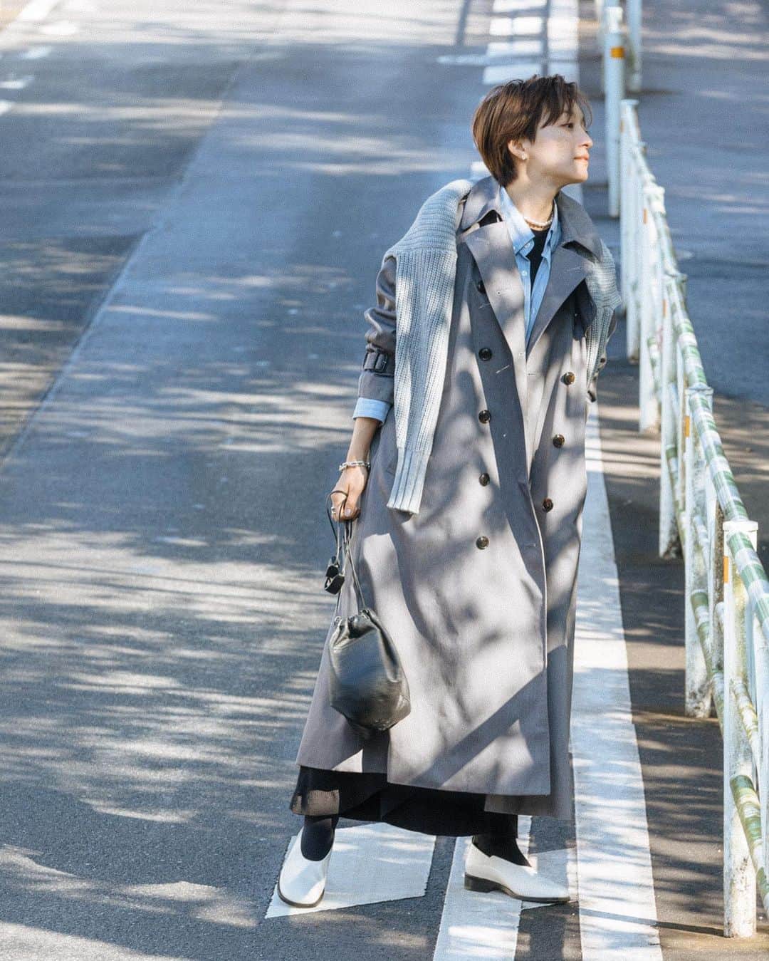 高山都さんのインスタグラム写真 - (高山都Instagram)「まだまだ寒いけど、お正月も過ぎるとすこーし春物も気になってくる。 だいたいセールでも除外品ばかりに目がいくタイプ(ワタシもです🙋🏼)いませんか？ 秋に発売して大大大人気で何度も再販して完売していたトレンチコート、かたちはそのままで、2022年は新色に。 @oblekt_jp  まずはグレー。 やわらかめのグレーなので、誰でも似合うのと、すこしクールな印象です。 取り外しできるライナーがついているので、真冬でも13〜15度くらいの日なら余裕。 このスタイリングではざっくりニットを肩掛けしてます。 予約受付中で、1月13日までならお得な割引もあるので、気になってる方ははやめにぜひ。 サイズはSMがあって、158cmのワタシでSサイズです。 いまから着られて春のスタイリングにもぜひ。 たくさん着られるトレンチです。」1月5日 12時53分 - miyare38