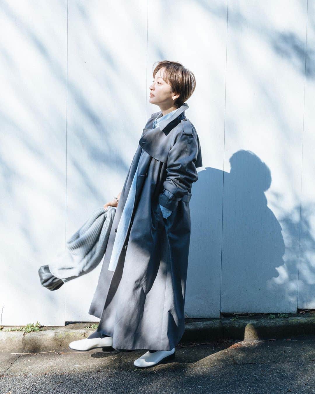 高山都さんのインスタグラム写真 - (高山都Instagram)「まだまだ寒いけど、お正月も過ぎるとすこーし春物も気になってくる。 だいたいセールでも除外品ばかりに目がいくタイプ(ワタシもです🙋🏼)いませんか？ 秋に発売して大大大人気で何度も再販して完売していたトレンチコート、かたちはそのままで、2022年は新色に。 @oblekt_jp  まずはグレー。 やわらかめのグレーなので、誰でも似合うのと、すこしクールな印象です。 取り外しできるライナーがついているので、真冬でも13〜15度くらいの日なら余裕。 このスタイリングではざっくりニットを肩掛けしてます。 予約受付中で、1月13日までならお得な割引もあるので、気になってる方ははやめにぜひ。 サイズはSMがあって、158cmのワタシでSサイズです。 いまから着られて春のスタイリングにもぜひ。 たくさん着られるトレンチです。」1月5日 12時53分 - miyare38