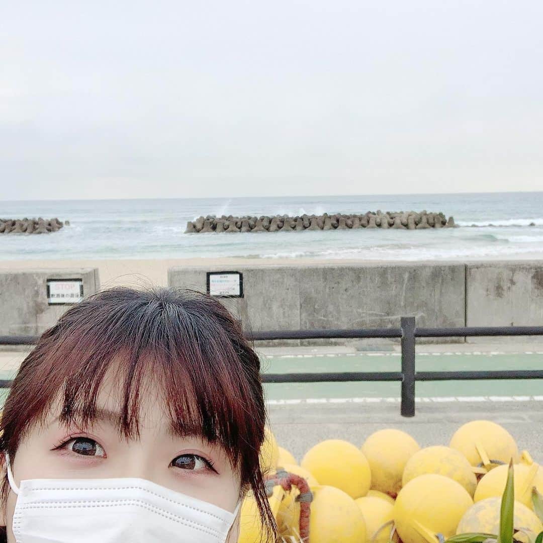 岡野綾夏のインスタグラム：「仕事初め😚  福岡の海を眺めながら。  おいしいものいただきます！！  #テレビロケ #フクオカQ #ももち浜ストア」