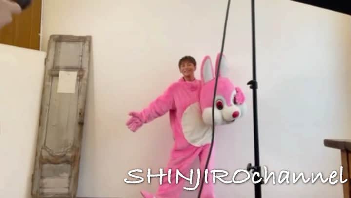 與真司郎のインスタグラム：「OPENREC SHINJIRO channel PLUS 〜team  ATAE Promise Hotel〜 更新しました‼️  「ソロアリーナツアー幕間映像オフショットPart1」 (18:45〜公開予定)  ぜひチェックしてください👍  #與真司郎 #SHINJIROATAE #THISISWHEREWEPROMISE #カトシバメセン #ウサじろう」