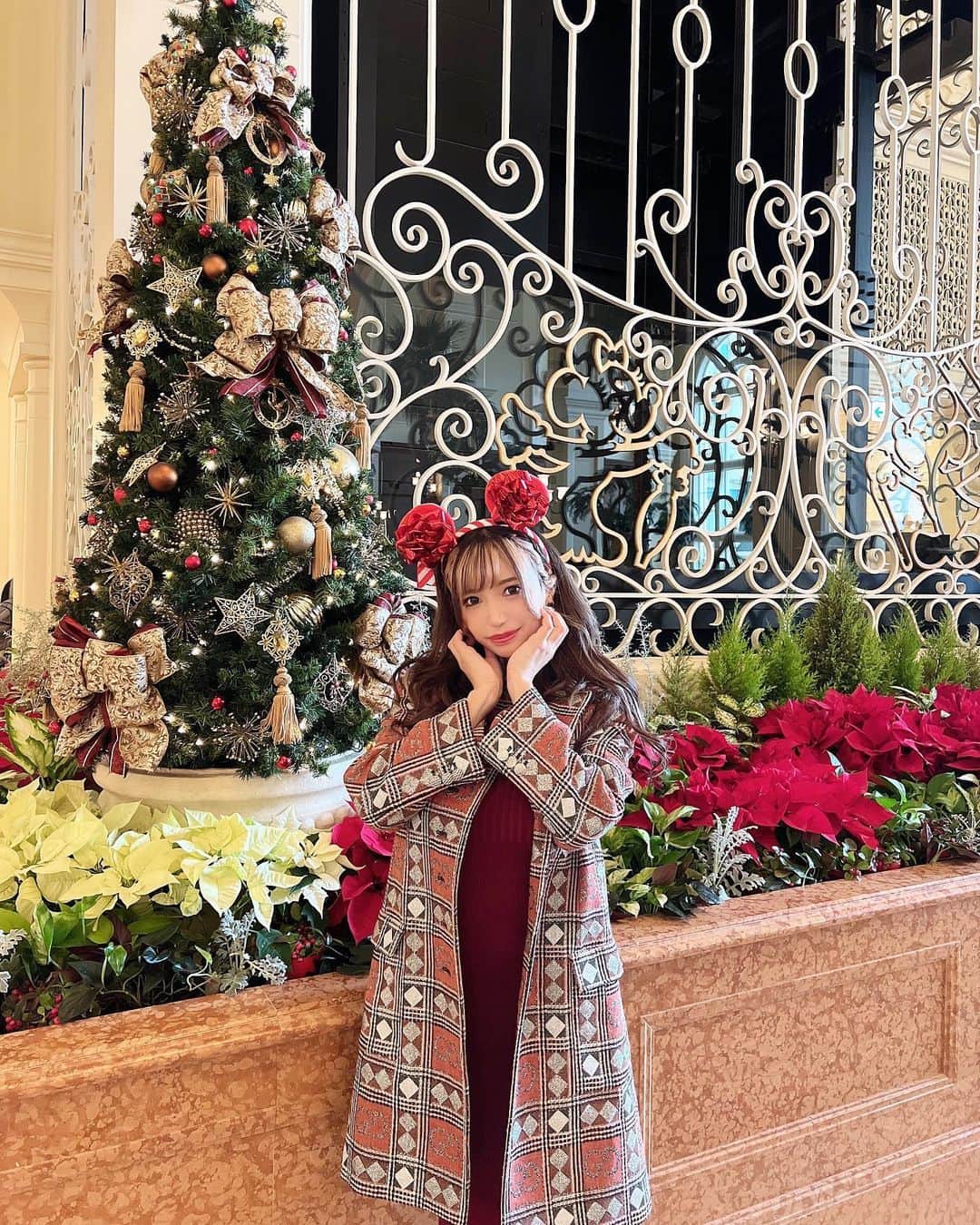 かえるちゃんさんのインスタグラム写真 - (かえるちゃんInstagram)「Christmas ディズニーランドホテル  周りを見渡すだけでも幸せな空間💋 ランドホテルは泊まったことないから いつか泊まりたい！🥺 ❤︎ ❤︎ #ディズニー  #東京 #脚フェチ #japan #ギャルコスプレイヤー #かえるちゃん #介護美容師 #撮影会モデル #ポートレート女子 #ポートレート撮影 #被写体モデル #good_portraits_world #hueart_life #lovers_nippon_portrait #pasha_magagine #portrait_shot #写真好きな人と繋がりたい #お洒落さんと繋がりたい #角色扮演  #얼스타그램 #팔로우 #셀피 #コスプレイヤー #バーレスクヤバイ #バーレスク東京 #ギャル #派手髪 #cosplay  #cosplayer  #followme」1月5日 13時30分 - k.kaeru