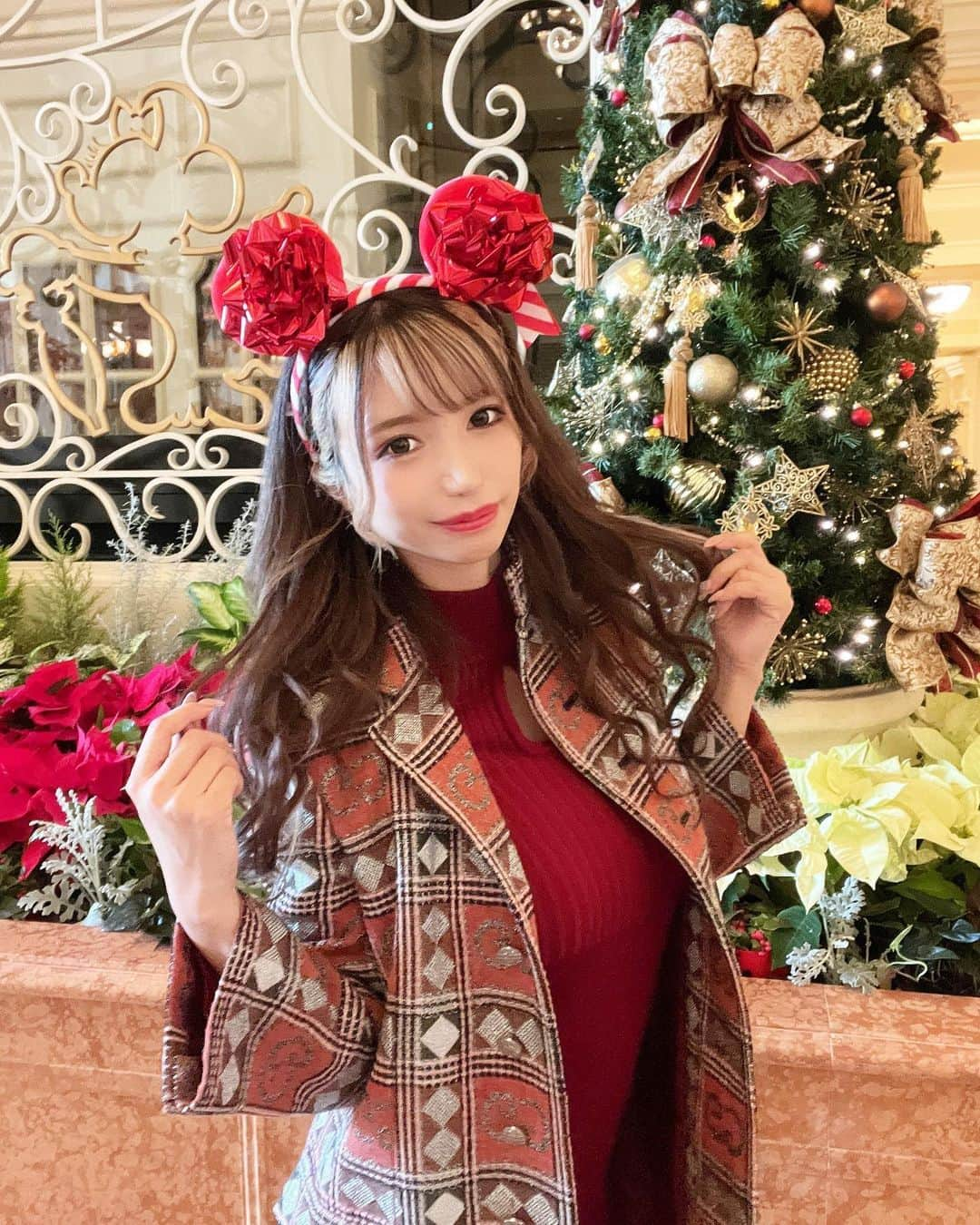 かえるちゃんさんのインスタグラム写真 - (かえるちゃんInstagram)「Christmas ディズニーランドホテル  周りを見渡すだけでも幸せな空間💋 ランドホテルは泊まったことないから いつか泊まりたい！🥺 ❤︎ ❤︎ #ディズニー  #東京 #脚フェチ #japan #ギャルコスプレイヤー #かえるちゃん #介護美容師 #撮影会モデル #ポートレート女子 #ポートレート撮影 #被写体モデル #good_portraits_world #hueart_life #lovers_nippon_portrait #pasha_magagine #portrait_shot #写真好きな人と繋がりたい #お洒落さんと繋がりたい #角色扮演  #얼스타그램 #팔로우 #셀피 #コスプレイヤー #バーレスクヤバイ #バーレスク東京 #ギャル #派手髪 #cosplay  #cosplayer  #followme」1月5日 13時30分 - k.kaeru