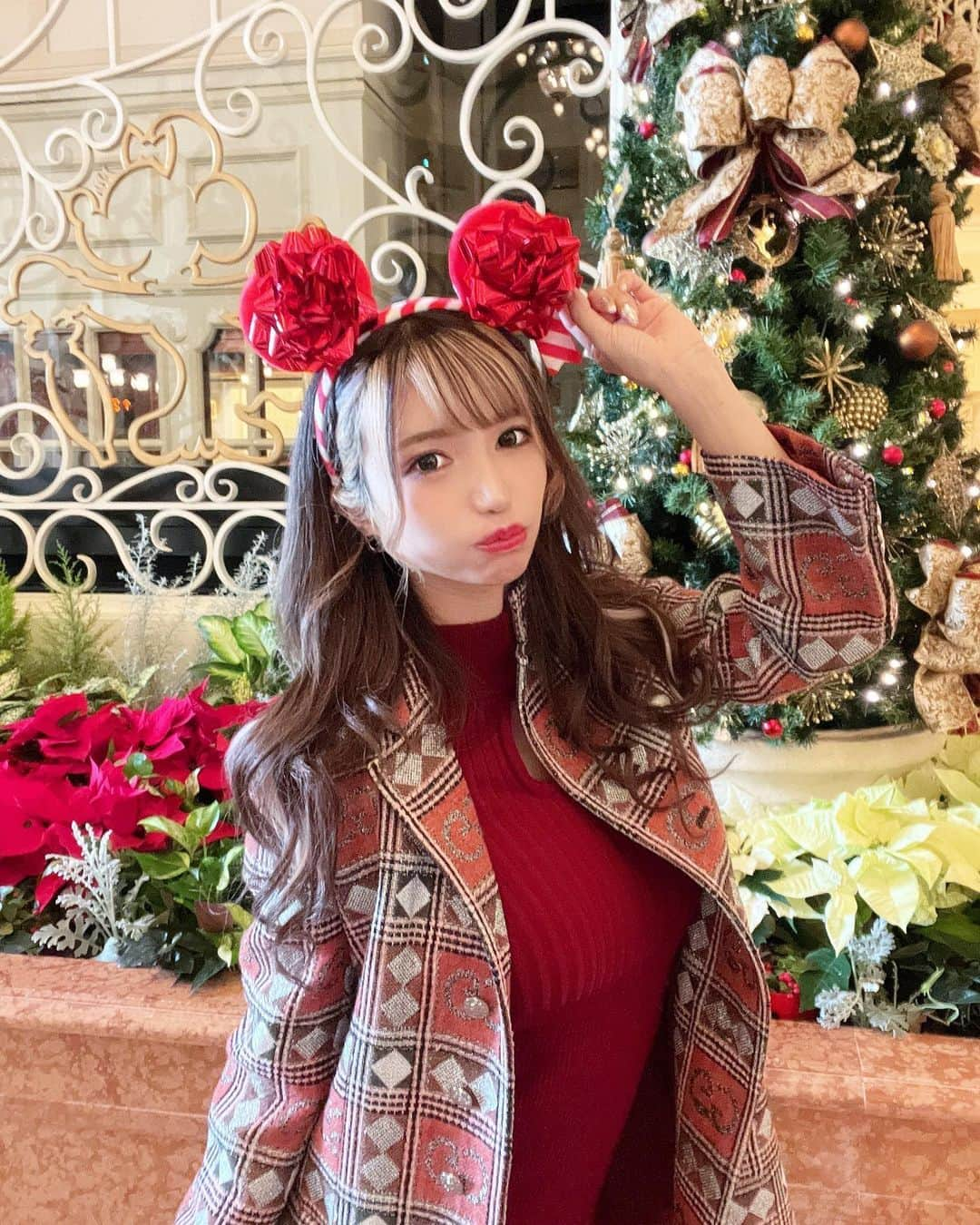 かえるちゃんさんのインスタグラム写真 - (かえるちゃんInstagram)「Christmas ディズニーランドホテル  周りを見渡すだけでも幸せな空間💋 ランドホテルは泊まったことないから いつか泊まりたい！🥺 ❤︎ ❤︎ #ディズニー  #東京 #脚フェチ #japan #ギャルコスプレイヤー #かえるちゃん #介護美容師 #撮影会モデル #ポートレート女子 #ポートレート撮影 #被写体モデル #good_portraits_world #hueart_life #lovers_nippon_portrait #pasha_magagine #portrait_shot #写真好きな人と繋がりたい #お洒落さんと繋がりたい #角色扮演  #얼스타그램 #팔로우 #셀피 #コスプレイヤー #バーレスクヤバイ #バーレスク東京 #ギャル #派手髪 #cosplay  #cosplayer  #followme」1月5日 13時30分 - k.kaeru