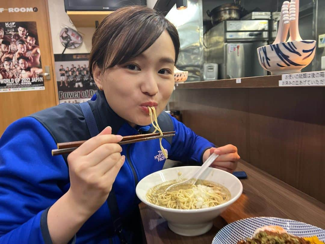 篠原梨菜さんのインスタグラム写真 - (篠原梨菜Instagram)「煮干ソバとスパイスカレーのセットが今日の1番！！ #朝５時のラーメンtime 初め 今朝は、埼玉県川口駅の近くの noodle&spice curry 今日の一番 にお邪魔しました！  朝6時半開店ですが、特別に朝限定のセットを...  煮干ソバとカレーです🍛🍜  10種類以上の煮干しから、今日1番いいものを使ったスープ...パンチがあるのに雑味を感じないおどろき。 コシのある麺に粘度の高いスープが絡んで、クリアな旨味が突き抜ける美味しさ......  小麦粉を使っていないオリジナルのカレーは、食べ進めるうちにじんわり身体が温まってきてスパイスを感じます！　ラーメンと交互に食べると煮干スープの旨味でよりパワーアップしていく感じもあり。  その日1番いいものを！というコンセプトのお店。煮干ソバとカレーという珍しい組み合わせは、ナイスコンビでした！ ラーメン中継初めはお腹も心も満たされました😍  #thetime_tbs  #tbs #今日の1番  #noodleandspicecurry今日の1番  #川口駅 #川口グルメ  #ラーメン #煮干ソバ  #スパイスカレー #カレー #煮干しラーメン  #朝ラーメン #tbsアナウンサー  #篠原梨菜」1月5日 13時33分 - shinorinatbs