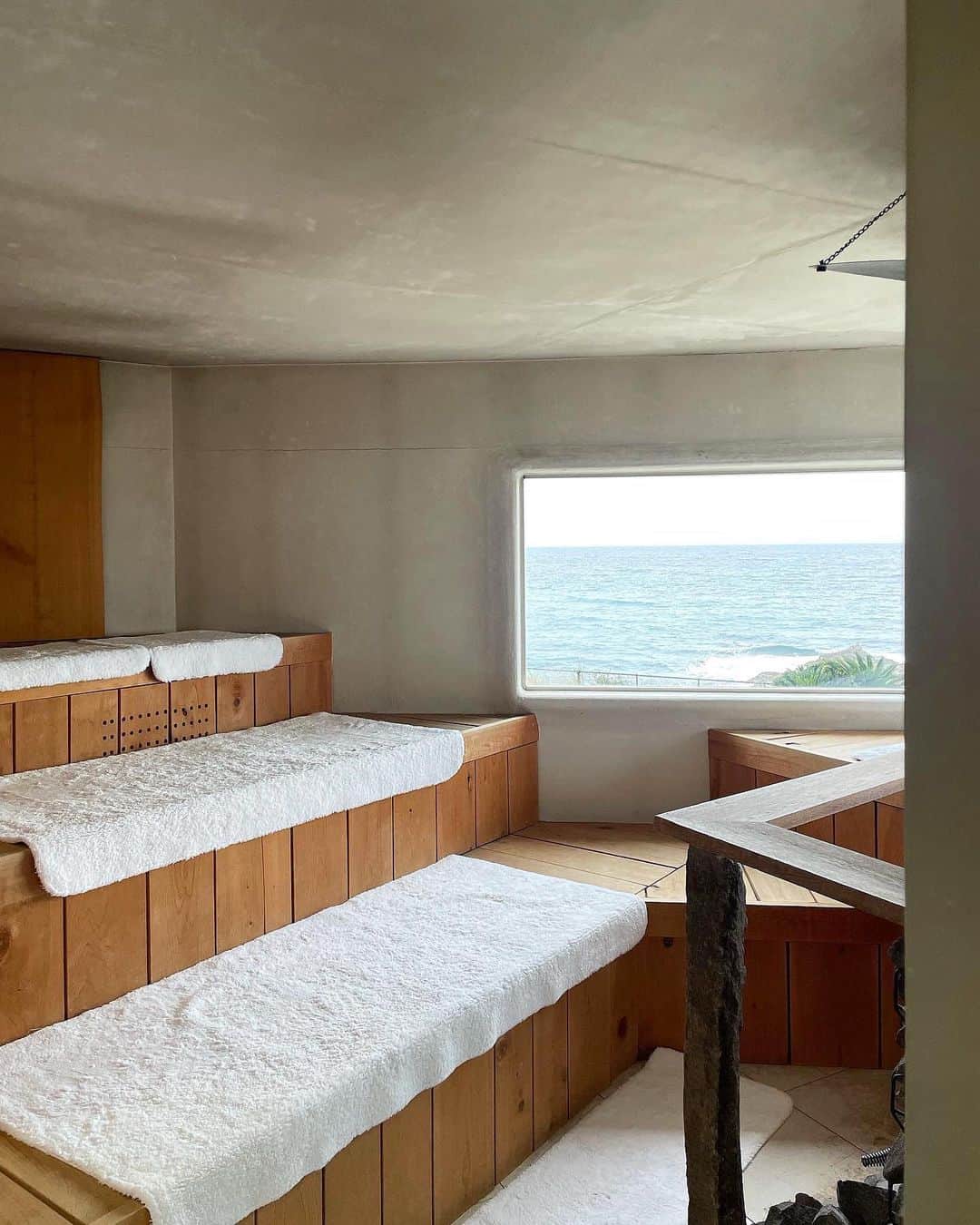 わちみなみのインスタグラム：「@sea.sauna.shack   海が一望できるサウナ✨ 熱波師をしてくださったのがプロレスラーの方でめちゃくちゃ豪快でした♡  クリーンなイメージのサウナだったけど、火も結構ぼおぼおと燃えててね  たくさん楽しませていただきました💨  エナジー☺️  #サウナ　#seasaunashack  #サウナ旅」
