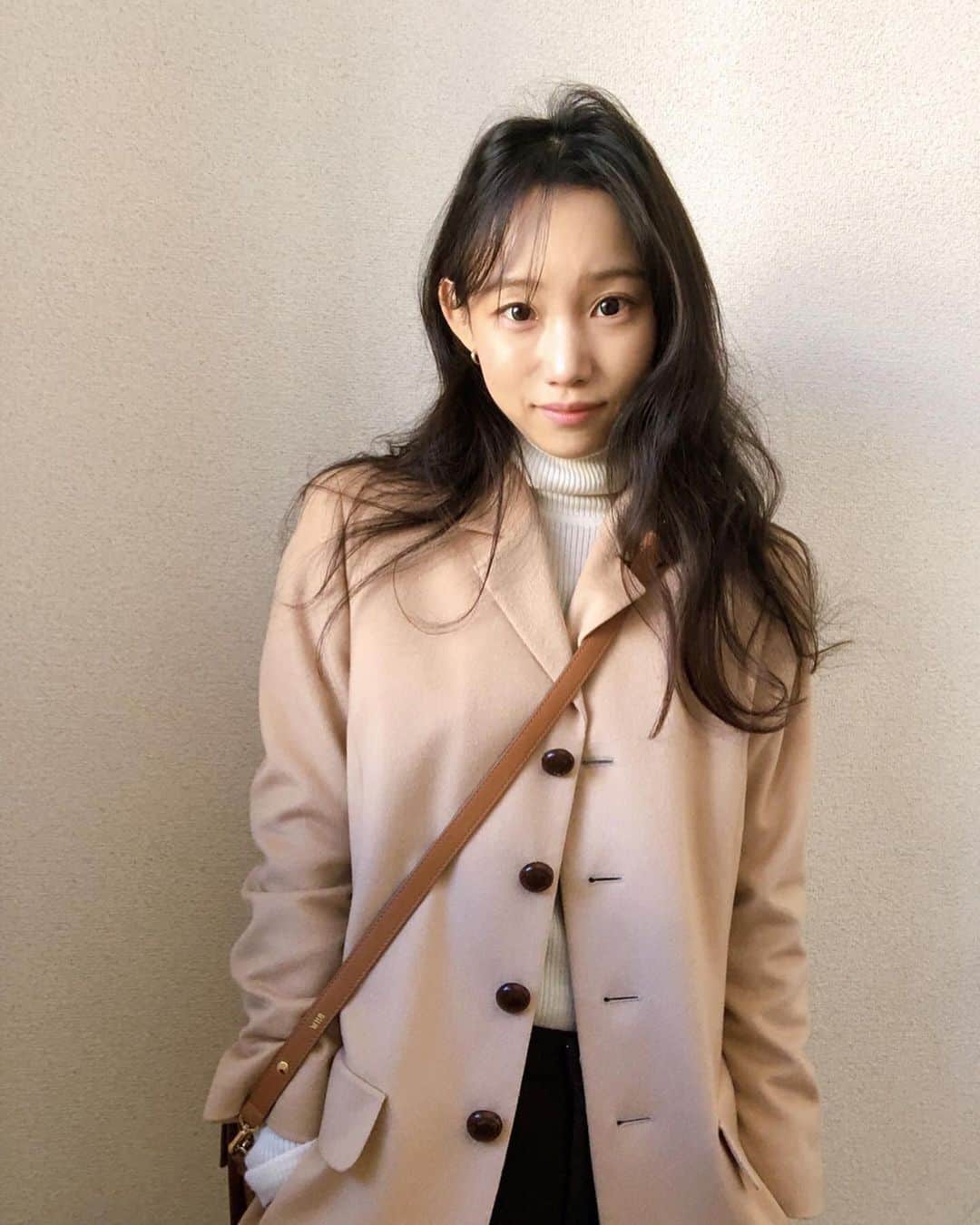 Baekのインスタグラム：「あけましておめでとうございます❣️ 今年は皆さんにとって健康で去年よりも楽しく笑顔になる一年になります様に🙏  私も規則正しく、今年の展示も頑張って、成長する一年になるように頑張ります！  寒い日々が続きますが寒さには充分気をつけて過ごしてください⛄️ 今年もどうぞよろしくお願い致します🍊」