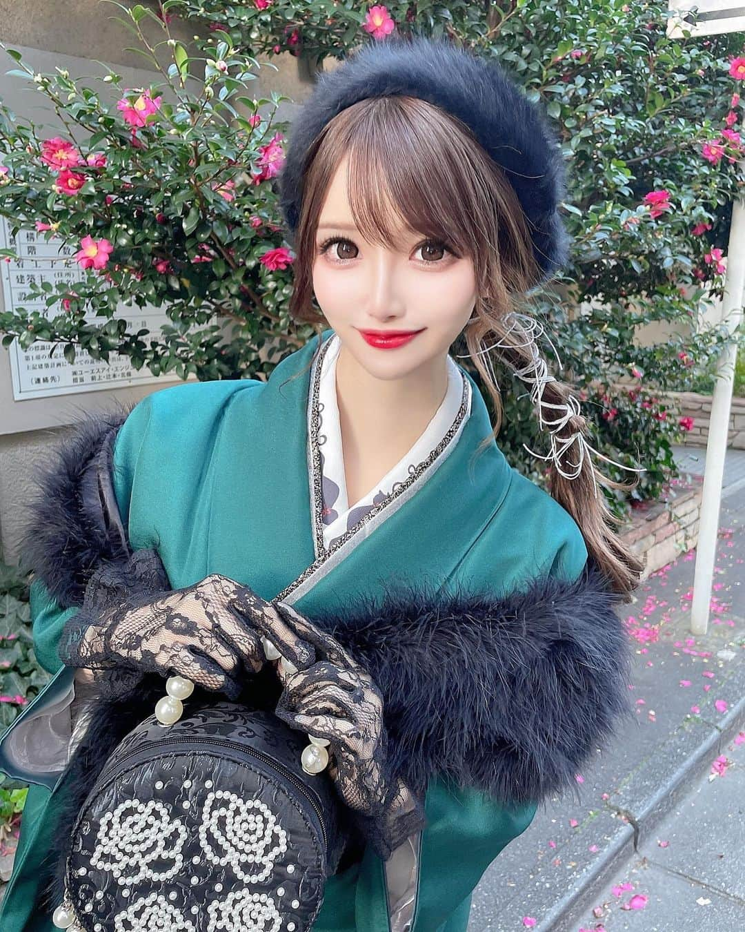 桜咲乃愛さんのインスタグラム写真 - (桜咲乃愛Instagram)「@andy_fashion_press の着物でのロケ撮影🥰  現代×着物🌸可愛かった👘 💕  毎月の撮影がたのしみっ♡♡  #着物#着物ヘア #振袖#緑着物#黒ファー#ショール#和装#撮影#雑誌撮影」1月5日 14時22分 - noasama1101