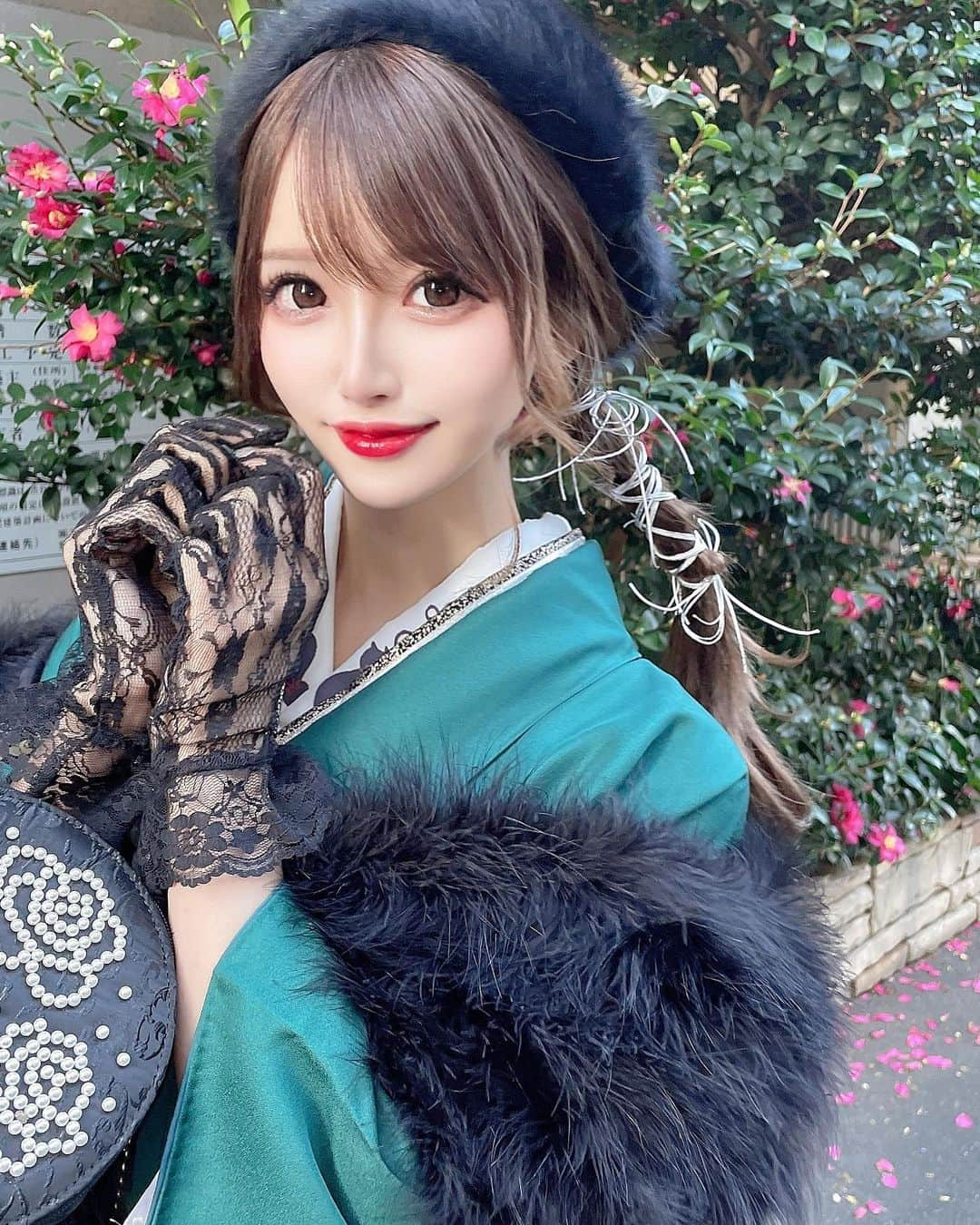 桜咲乃愛さんのインスタグラム写真 - (桜咲乃愛Instagram)「@andy_fashion_press の着物でのロケ撮影🥰  現代×着物🌸可愛かった👘 💕  毎月の撮影がたのしみっ♡♡  #着物#着物ヘア #振袖#緑着物#黒ファー#ショール#和装#撮影#雑誌撮影」1月5日 14時22分 - noasama1101