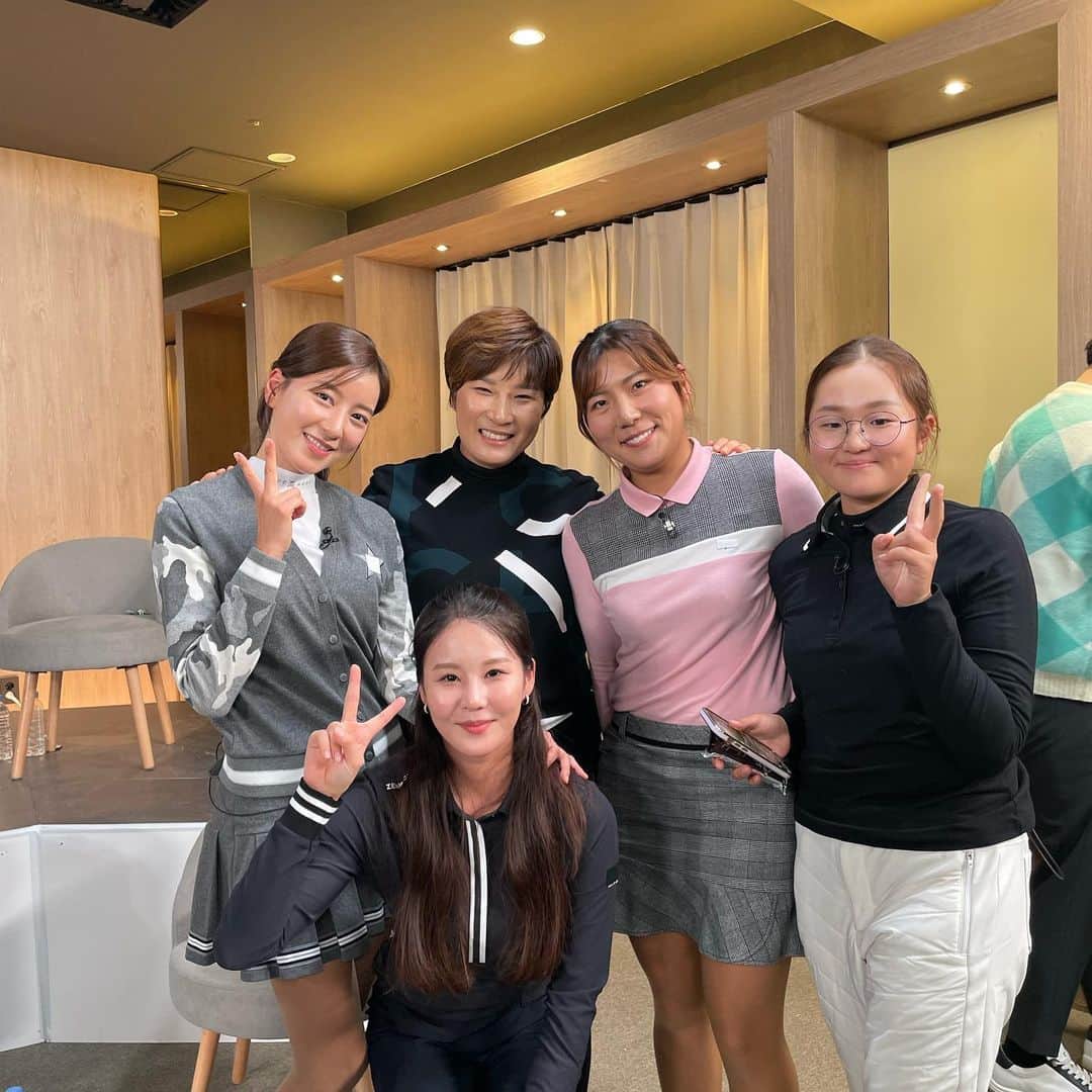チェ・ユンソのインスタグラム：「드디어 내일 첫방송🙌🏻  골프에 꽤나 진심인 저에겐 한참 어린 선수들 열정에, 참 많이 배우고 성장할 수  있는 시간이였어요🧡 박세리 감독님과 선수들 모두 감사드려요.(출연진 모두가 경기때 만큼은 선수빙의😅)  모두가 울고 웃었던, 감동과 반전의 연속이였던 리얼 방송 기대해주세요!!  #내일은영웅깐부with박세리  #골프는관계의스포츠이며, 우리인생의축소판이다.」