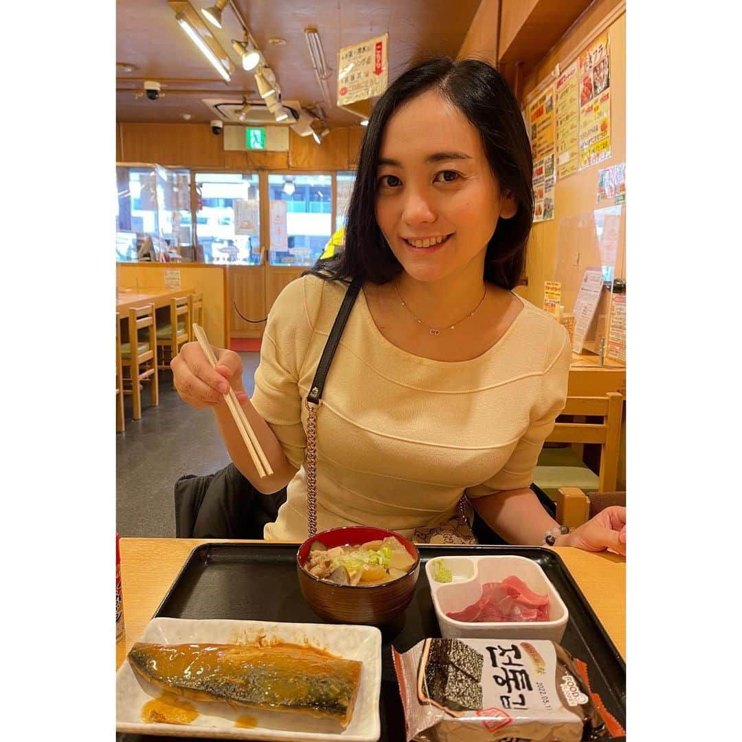 脊山麻理子のインスタグラム：「初詣の帰りに食べた豚汁、美味しかったなあ♡カラダも心も暖まった〜♡鯖の味噌煮にまぐろのブツ韓国のりも最高♡日本の定食LOVE♡（ごはんは我慢にゃんころもち） #定食 #鯖の味噌煮 #初詣帰り #豚汁 #日本の定食 #2022 #豚汁定食 #まぐのぶつ」