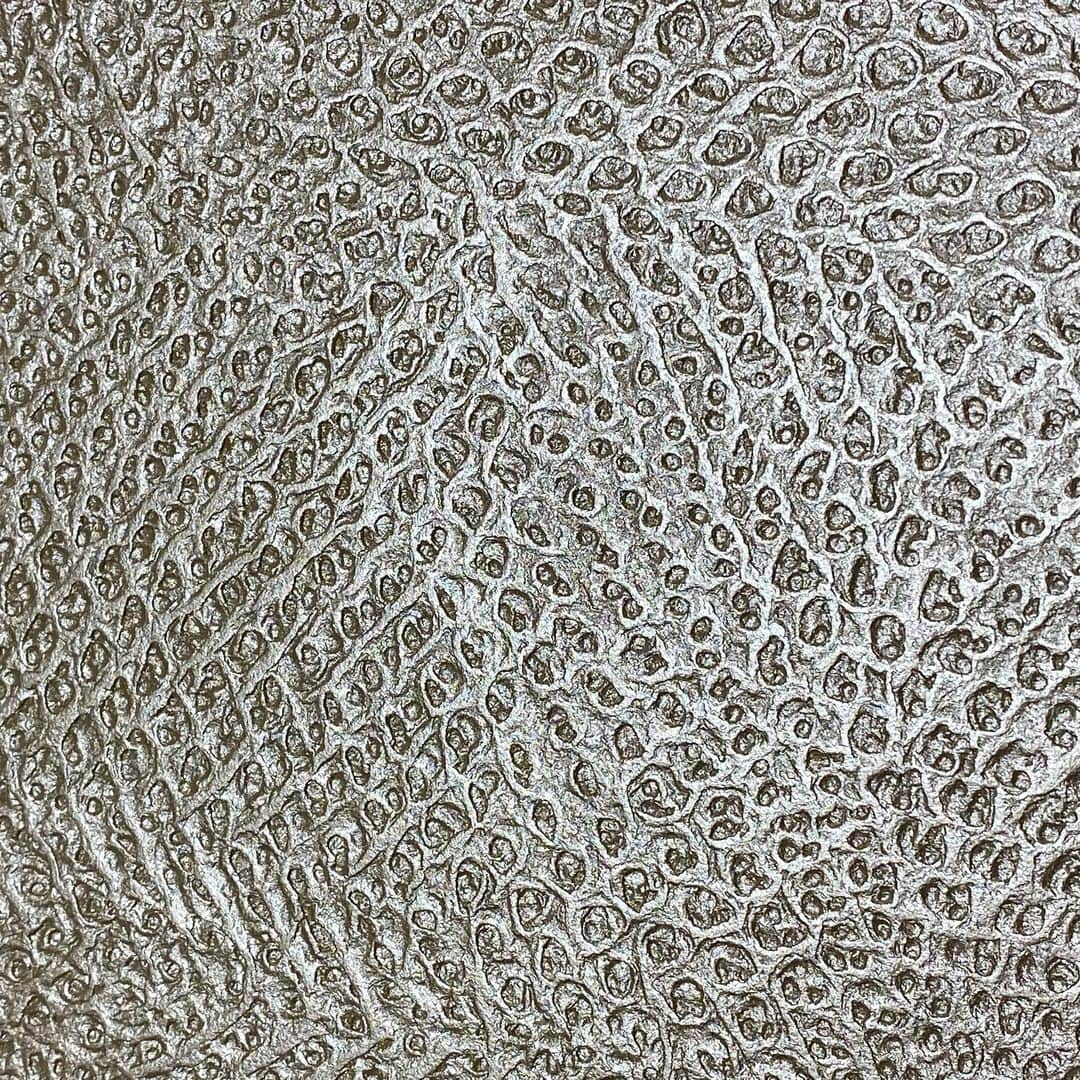 Wajueのインスタグラム：「#wajue #washi #papercrafts #wallpaper #chainmailpattern #silverpearl #paperart #japanesewallpaper #surfacedesign #interiordesign #interior #design #interiordesigner #material #materials #handmade #luxurylifestyle #luxurydesign #luxury #luxuryhoteldesign #designideas #deco #artwork #tokyo #japan」