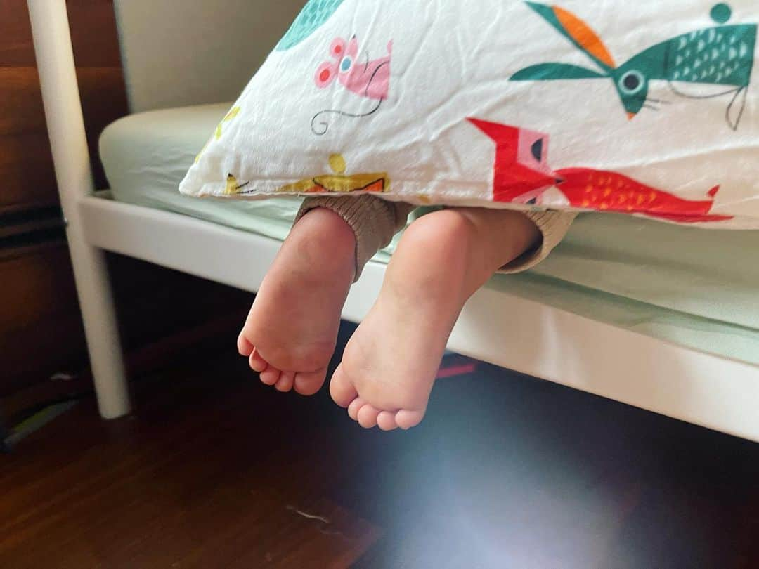 澤田泉美さんのインスタグラム写真 - (澤田泉美Instagram)「２日朝の可愛いあんよ🦶❤️たまらん🥰  起きてきてすぐ、私には目もくれず地主さんの元へいく娘🤣💕 （起きてきたことに気づかなかったくらい笑）  りんごのパジャマを自分で地主さんに手渡し、 上下を着替えさせてもらってご満悦の娘👶笑  地主さんとまりこさんが帰ってから、 オムツを替えてあげて ズボンを履かせようとしたところ断固拒否😤  どうにもこうにも嫌がるので 「地主さんが着替えさせてくれたのになぁ〜」 っとポロッと言ったら、 いそいそと自分でズボンを履きだす始末🤣笑  その後は、「じぃーにゅーしーしゃん⤴︎」 「まーりーこーしゃん⤴︎」の名前呼びオンパレード🤣🤣🤣  ２人が残していった空気は、まだまだ色濃く残っています笑  #正月#楽しかったなー #次女#1歳9ヶ月 #かわいいあんよ#🦶#❤️ #20220102 #地主家#みんな大好き #三児の母」1月5日 14時51分 - izumi.sawada