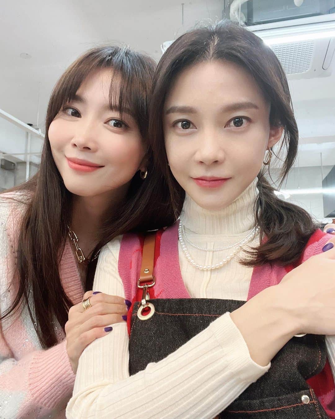 チャ・イェリョンのインスタグラム：「한걸음에 달려와준 너무너무 고마운 우리 윤아 @ya9579  언니랑 💕 정많고 사랑많은 윤아언니랑 요즘 찐친모드  윤아언니는 사랑입니다💕🙇‍♀️고마워요 언니야」