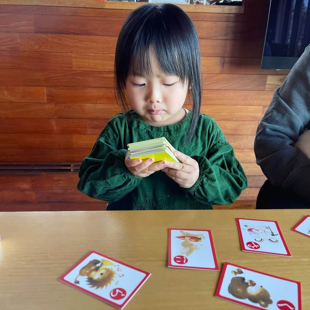 澤田泉美さんのインスタグラム写真 - (澤田泉美Instagram)「2日お昼は、家族でカルタ大会🎍 字が読めるようになった娘に読んでもらったら、 これがまたすごく面白くて🤣🤣🤣  「ひよこの〜」って読まなきゃいけないところを 「（ひ）よこの〜」っと読みだして、お手つきが発生したり笑 時折、推理したり、察したりしながらするカルタはかなり面白かったです笑  結果は、大人気ないパパの圧勝でした🤣🎌 息子と二人合わせても勝てなかった...w  #カルタ大会#家族 #楽しかったね #字が#読めるようになったね #すごいね#長女#3歳 #三児の母#三児の父」1月5日 15時05分 - izumi.sawada