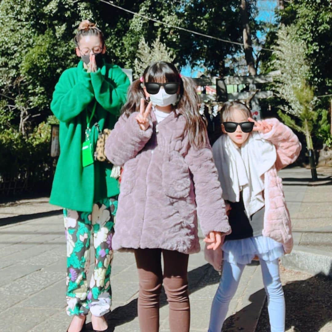 西山茉希さんのインスタグラム写真 - (西山茉希Instagram)「長岡で寒さへの抗体作ってきたはずんがーけど。。。  東京の寒さは、 晴れててもバカイタイ。  チャリ×裸足はダメらった。 🍃🌬🍃  #親子ご挨拶巡り #恒例チャリツアー #🌳⛩🌳  初みくじ。 吉。 低いところで何失くすか怯えんきゃらて。  #🌈🐯🌈」1月5日 15時07分 - maki.nshiyama50