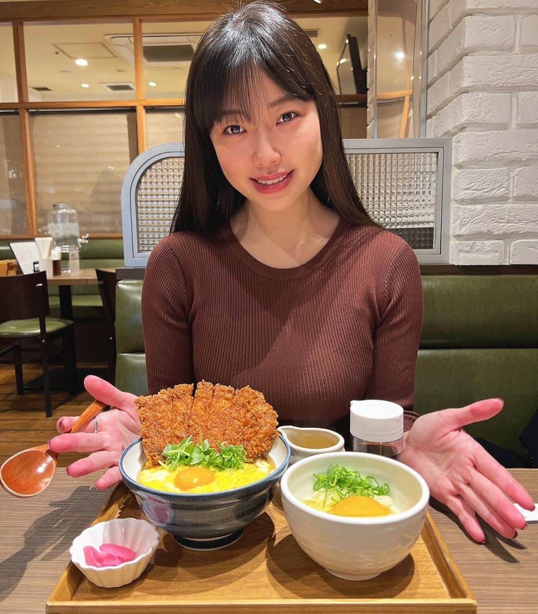 小田飛鳥さんのインスタグラム写真 - (小田飛鳥Instagram)「庄司ゆうこ（@yuko.shoji ）さんと一緒に、代々木上原駅駅中にある『ニュー食堂FUKUYA』へ🍚 「FUKUYAカツ丼の小うどんセット」を頂きました！ カツがサクサク、卵がとろっとろで… 美味しかったです〜🤤 ゆうこさんに最後、お腹触らせて貰いました🥰 しっかりここに居るって感じがして、とっても幸せな気持ちになりました😚 元気な赤ちゃん産んで下さい🤱💕 #ニュー食堂fukuya #代々木上原グルメ #代々木上原駅 #カツ丼」1月5日 15時15分 - asuka_oda_0320