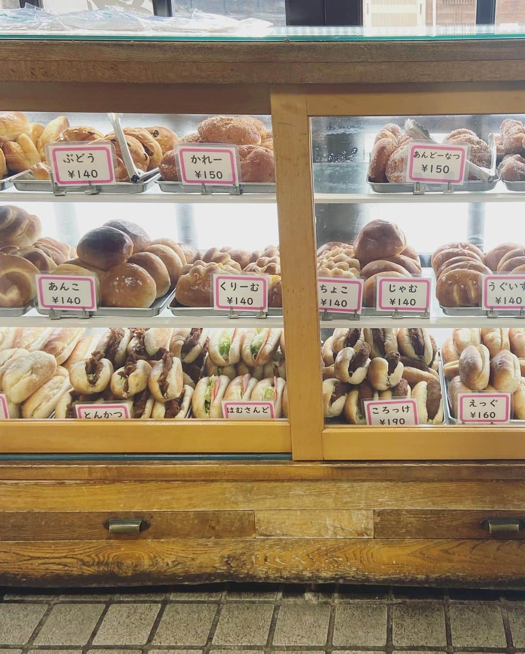 渡辺有子さんのインスタグラム写真 - (渡辺有子Instagram)「『吉田菓子舗』には、かならず立ち寄りたい。しっかり焼かれたコッペパンにどの具材も抜群のおいしさ。息子も「えっぐ」をペロリ😋」1月5日 15時47分 - yukowatanabe520