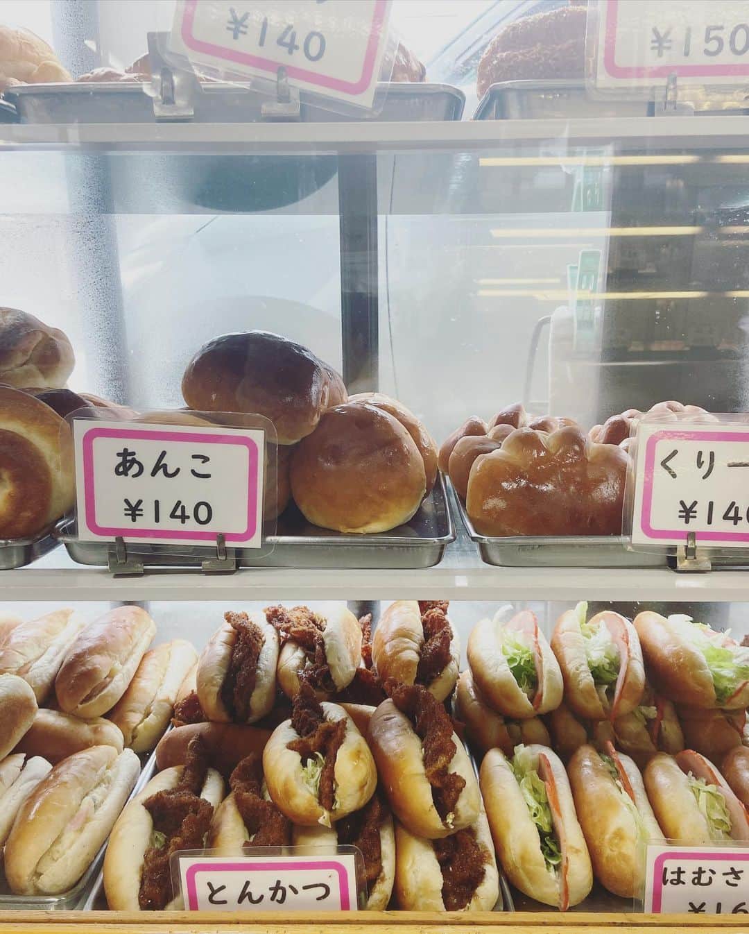 渡辺有子のインスタグラム：「『吉田菓子舗』には、かならず立ち寄りたい。しっかり焼かれたコッペパンにどの具材も抜群のおいしさ。息子も「えっぐ」をペロリ😋」