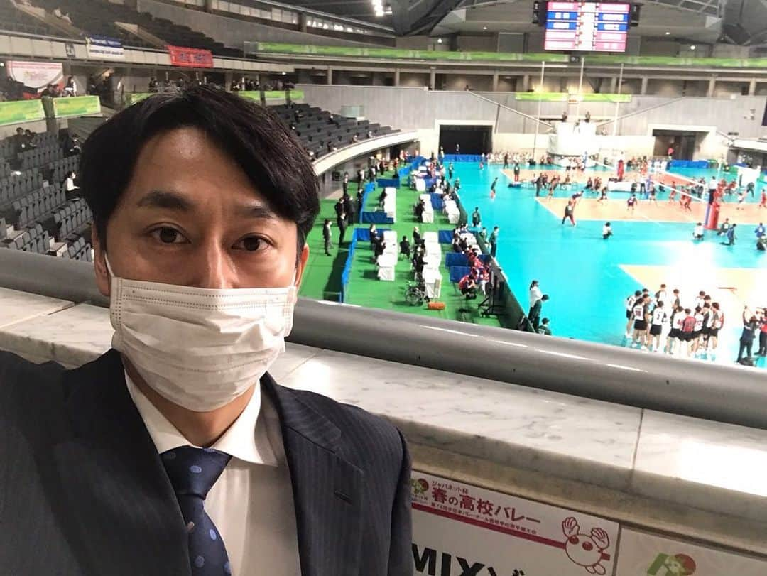 高橋裕二のインスタグラム：「春の高校バレー全国大会がきょう開幕しました！  一年で最も心高鳴る日です✨  今年も全国大会の実況に声を掛けていただき、個人的には18年連続18回目の出場となります！  今回は10年ぶりに男子を担当します。  初日の１回戦は… 「日本航空（山梨）🆚一関修紅（岩手）」 という注目のカードです！  ２日目は「２回戦」、 ３日目は３回戦の後の「準々決勝」を実況します！  高校生も大会関係者も新型コロナへの万全の対策をして、無観客での開催です。 会場に入れない選手や保護者の皆さんの思いも受け止めて、心を込めてお伝えします。  試合は「スポーツブル」というアプリで、リアルタイムだけでなく翌日の午前９時まで無料で見られます。  どうぞ、全てのチームにエールを送ってあげてください！ 宜しくお願いします🙇‍♂️  #春の高校バレー #春高バレー  #日本航空 #一関修紅 #無観客 #実況 #スポーツブル  #めんこいテレビ #アナウンサー #高橋裕二」