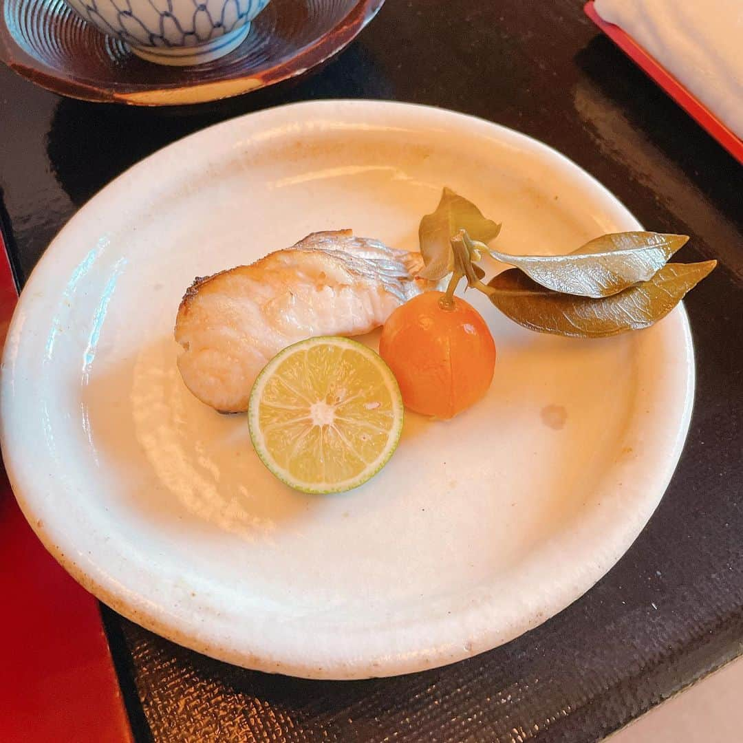 トリンドル玲奈さんのインスタグラム写真 - (トリンドル玲奈Instagram)「理想の朝ごはん🍚  梅干しって写真だけでも お口すっぱい〜😚ってなるね。  今晩は野菜食べます✌︎  #お宿」1月5日 16時08分 - toritori0123