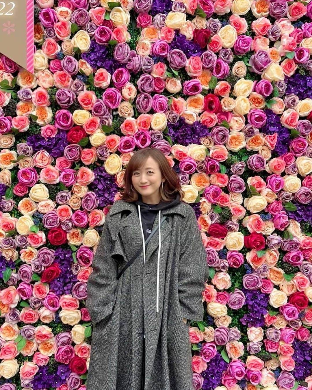 小松彩夏さんのインスタグラム写真 - (小松彩夏Instagram)「⁡ 親友と姪っ子ちゃん達と 仙台泉プレミアムアウトレットへ🚘💕 ⁡ ここ大好きで一番行くアウトレット🛍 ⁡ 映えスポットがあったのでパシャリ📸✨ 雪がチラついてるね☃️ ⁡ 新年早々いい買い物が出来ました✌️ ⁡ #仙台 #泉 #アウトレット #ドライブ #プレミアムアウトレット #雪 #お正月 #off」1月5日 16時25分 - official_ayaka_502