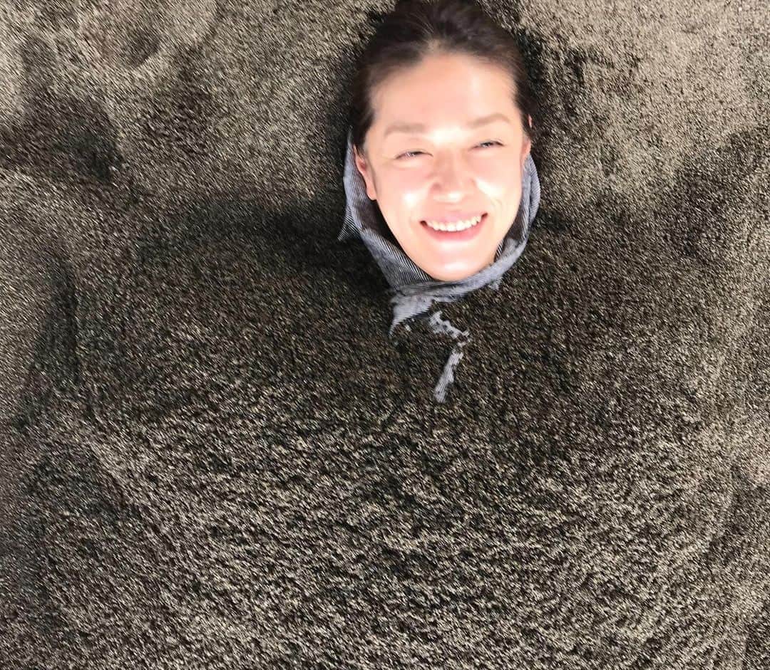 加藤紀子さんのインスタグラム写真 - (加藤紀子Instagram)「2022年、本日畑初め。  大根を霜から守るべく 地中で保存！  って、 この寝方、なんか知ってる…と思ったら… 鹿児島、指宿での砂蒸し風呂スタイルだった。 そりゃ、ぬくぬく気持ちええわい♨️  #指宿 #砂蒸し風呂  #カトノリ農園 #大根の保存」1月5日 16時25分 - katonoriko