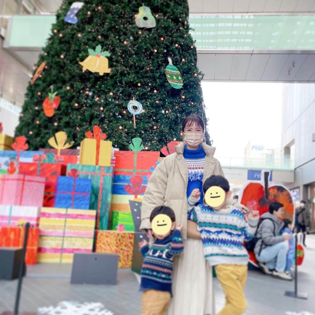 神戸蘭子さんのインスタグラム写真 - (神戸蘭子Instagram)「あけましておめでとうございます🎍 今年も皆さま健康で素敵な一年になりますように。  私は変わらずマイペースに😁  クリスマスの思い出🎄 5歳2歳、最近は一丁前にポーズを決めます。  #今年もよろしくお願いします  #2022 #ママライフ　#男の子ママ　#忙しい年末年始でした  #2人育児」1月5日 16時33分 - ranran0414