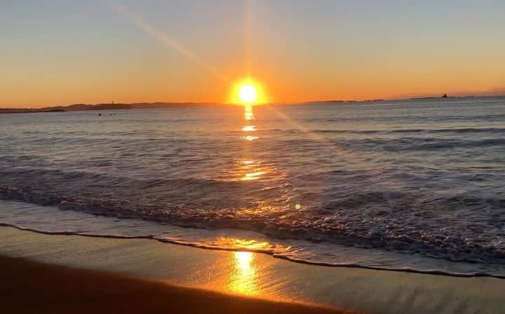 松永ちさとのインスタグラム：「明けましておめでとうございます🌞 まさかの大人になって初日の出おはつ 激寒だったけどとても綺麗で清々しくてきもちかった いい年明けになったよ♡♡ トイレ掃除と虎の夢を見たんだけど どちらもいい夢の暗示でやっほーい嬉しい😻😻  今年は36年に一度の五黄の虎年🐅✨ 超強運の持ち主でカリスマ性があるらしいよ 今年産んだらカリスマの母になれるね笑 今年出産予定の友達にそう話してます😘 自分カリスマ!?て気がつく人もいたりして笑  いい1年になりますよーに🐯♫♫ 今年も宜しくお願い致します🤲  #初日の出 #2022#寅年 #五黄の虎年」
