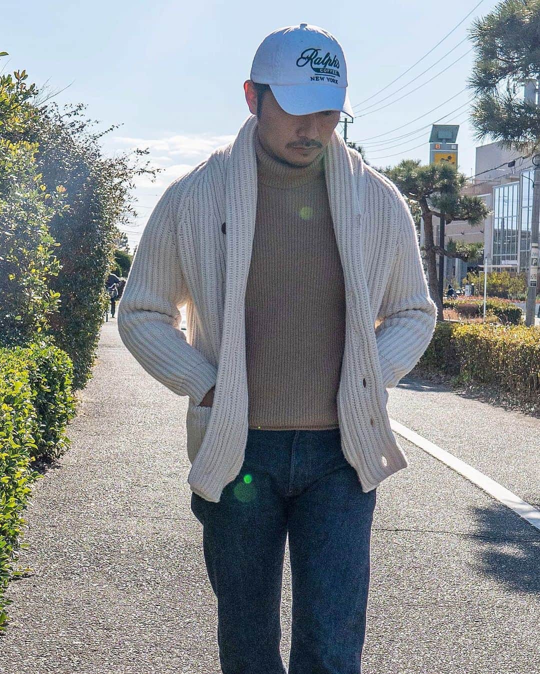 高田朋佳のインスタグラム：「Relax in my style when I drive to the neighborhood with wife.  ———————————————————————— #fashioncreator #高田朋佳 #tomoyoshitakada #authenticstyle  #dressstyle #elegantstyle #modernclassicstyle #newclassicstyle #fashion #mensfashion #mensdressstyle #suitsstyle #dapperstyle #takadachannel」