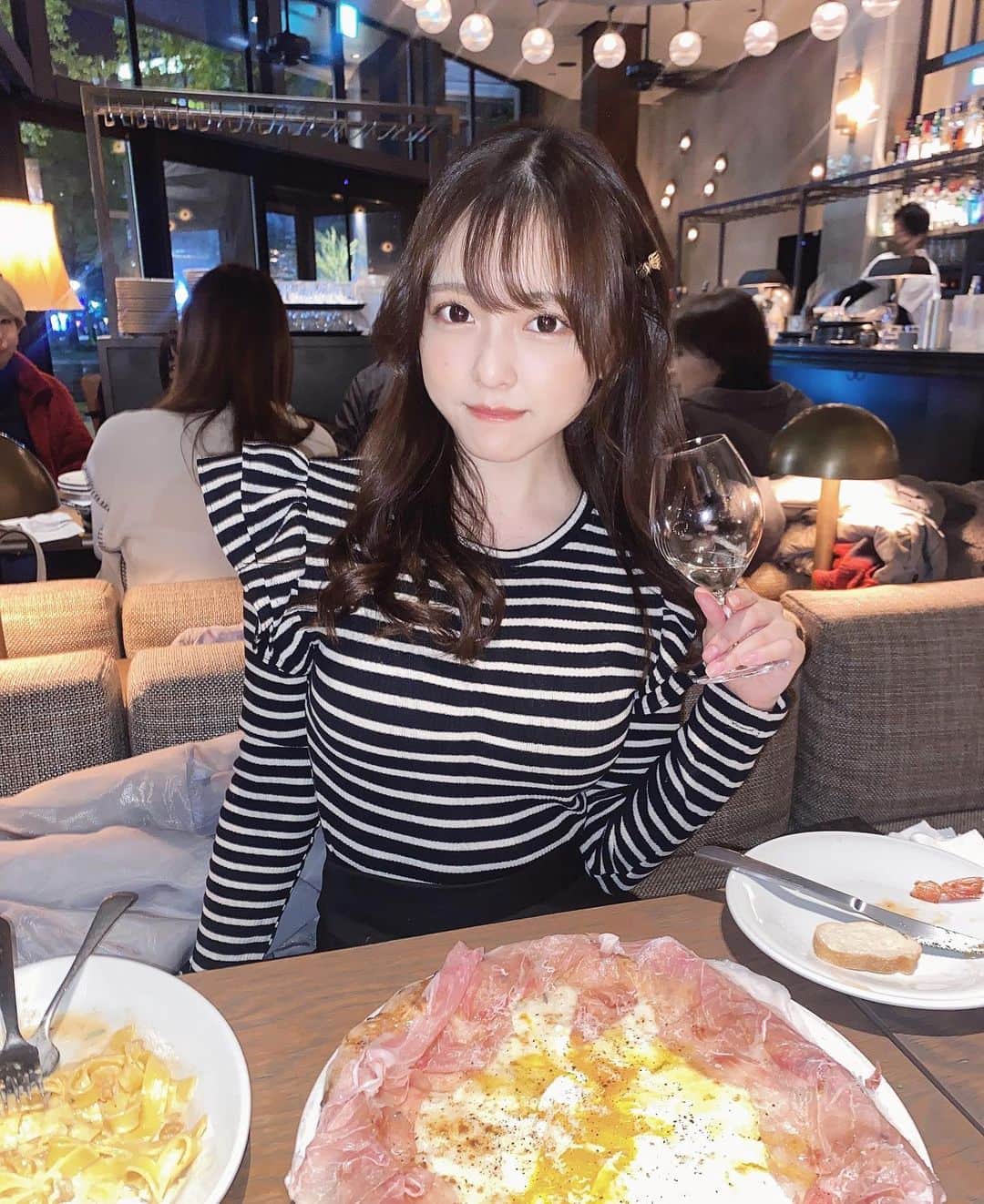 由良朱合さんのインスタグラム写真 - (由良朱合Instagram)「今日は外でご飯食べたい！いい？  #instagood #instalike #instagram #japanesegirl #gravure#photography #flowers #fff #셀카#뷰티스타그램#셀카그램#좋아요#팔로우 #粉我#水着グラビア#由良朱合 #インスタグラビア#portrait#beauty #日本的#性感內衣#性感#内衣奶#泳衣 #YouTube#チャンネル登録よろしくお願いします」1月5日 19時23分 - yura0312akari