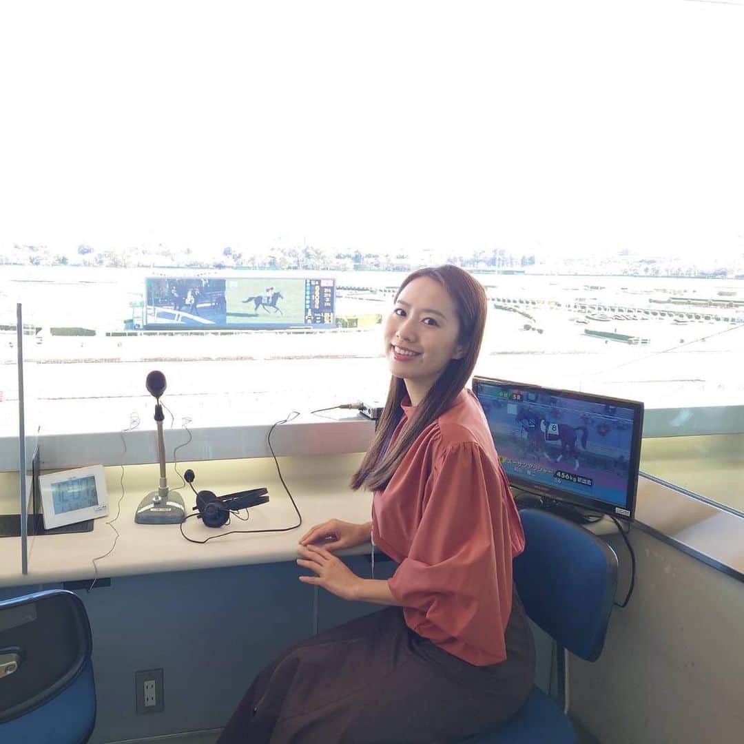 守永真彩のインスタグラム：「. . JRAの走り初めは 毎年恒例1月5日に行われる 東西の金杯から🏆✨  ニッポン放送 「金杯実況中継」でアシスタントを担当しました‼️  聴いてくださった方、ありがとうございました😊  中山金杯はレッドガラン 京都金杯はザダル　が優勝‼️ 2022年最初のJRA重賞を制しました🏆✨  Dr.コパさんの今年のラッキーカラーは ワインレッド、山吹色、金色 ラッキーナンバーは3.7  サイン馬券でしたね🥺❤️  #ニッポン放送 #金杯 #中山競馬場」